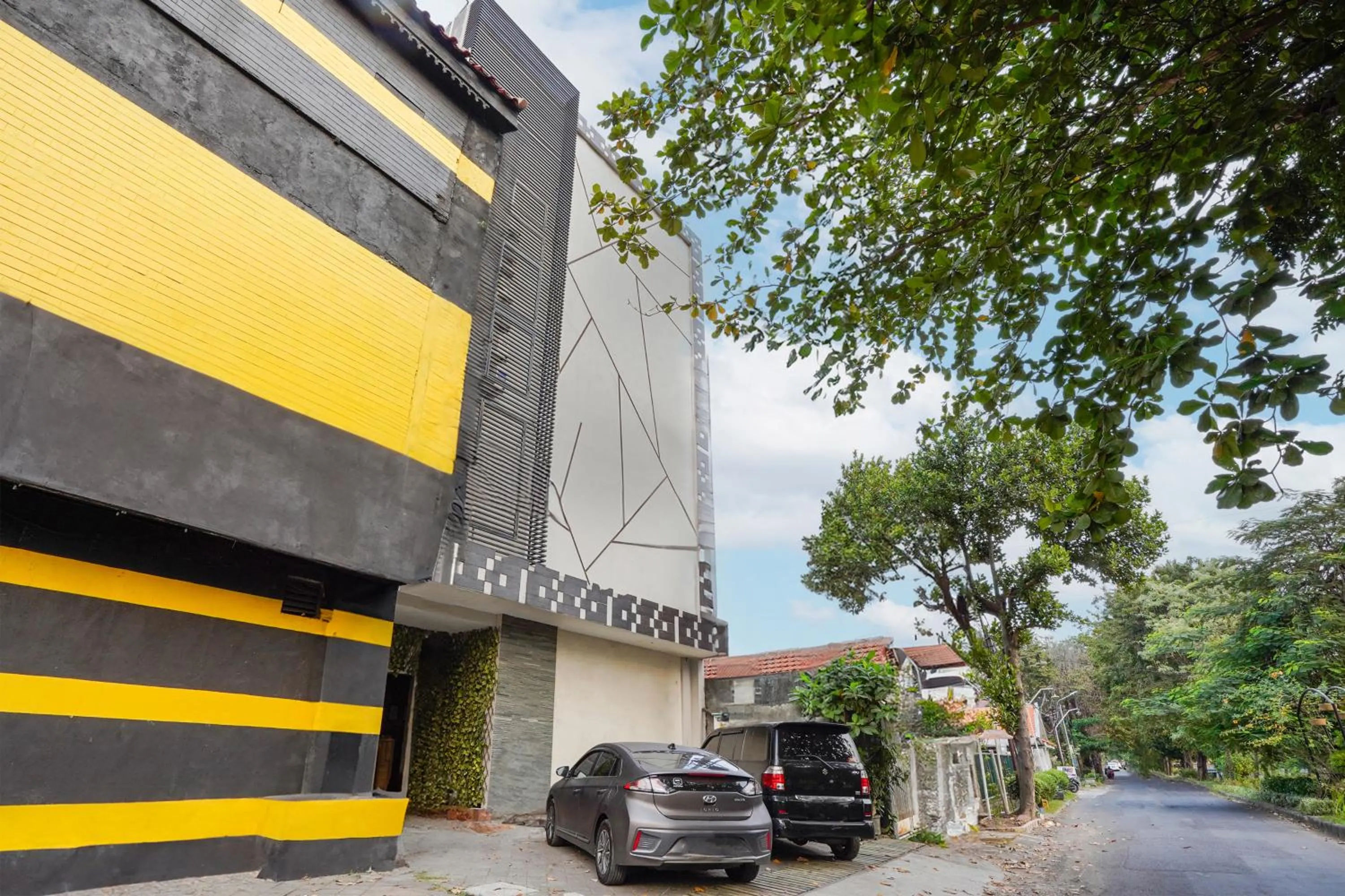 Property building in Super OYO Capital O 92633 Spring Hotel Gubeng