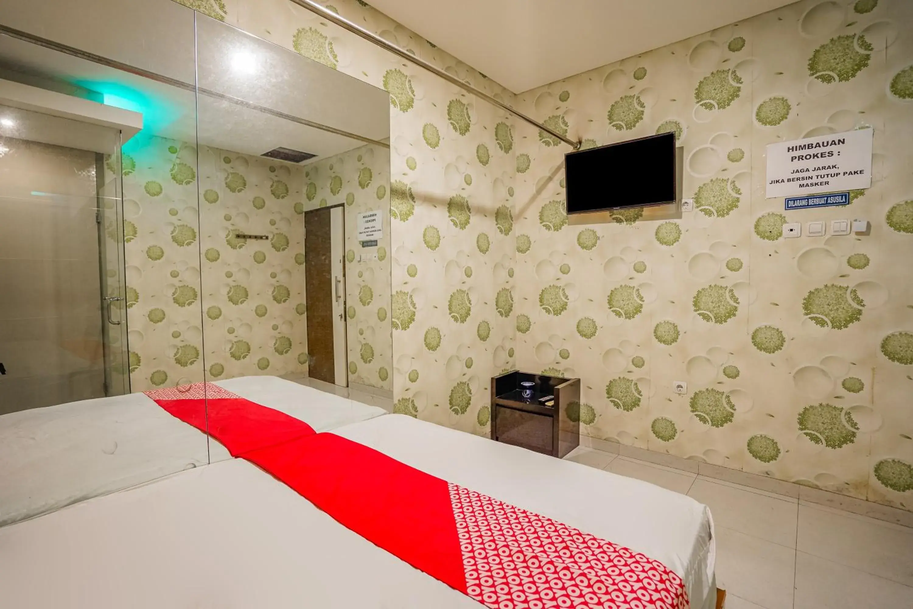 Bedroom, Bed in Super OYO Capital O 92633 Spring Hotel Gubeng Bedroom, Bed in Super OYO Capital O 92633 Spring Hotel Gubeng