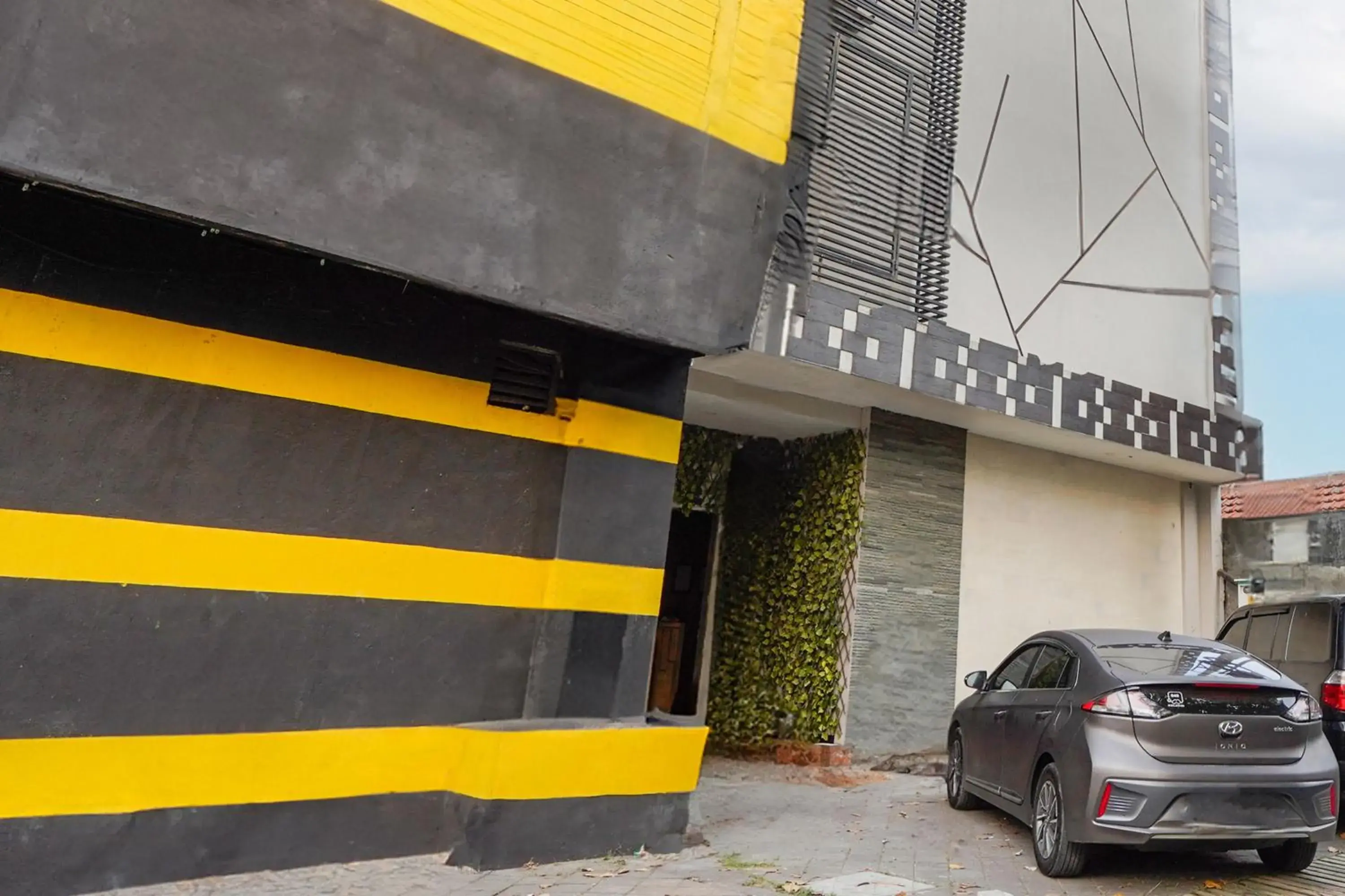 Facade/entrance in Super OYO Capital O 92633 Spring Hotel Gubeng Facade/entrance in Super OYO Capital O 92633 Spring Hotel Gubeng