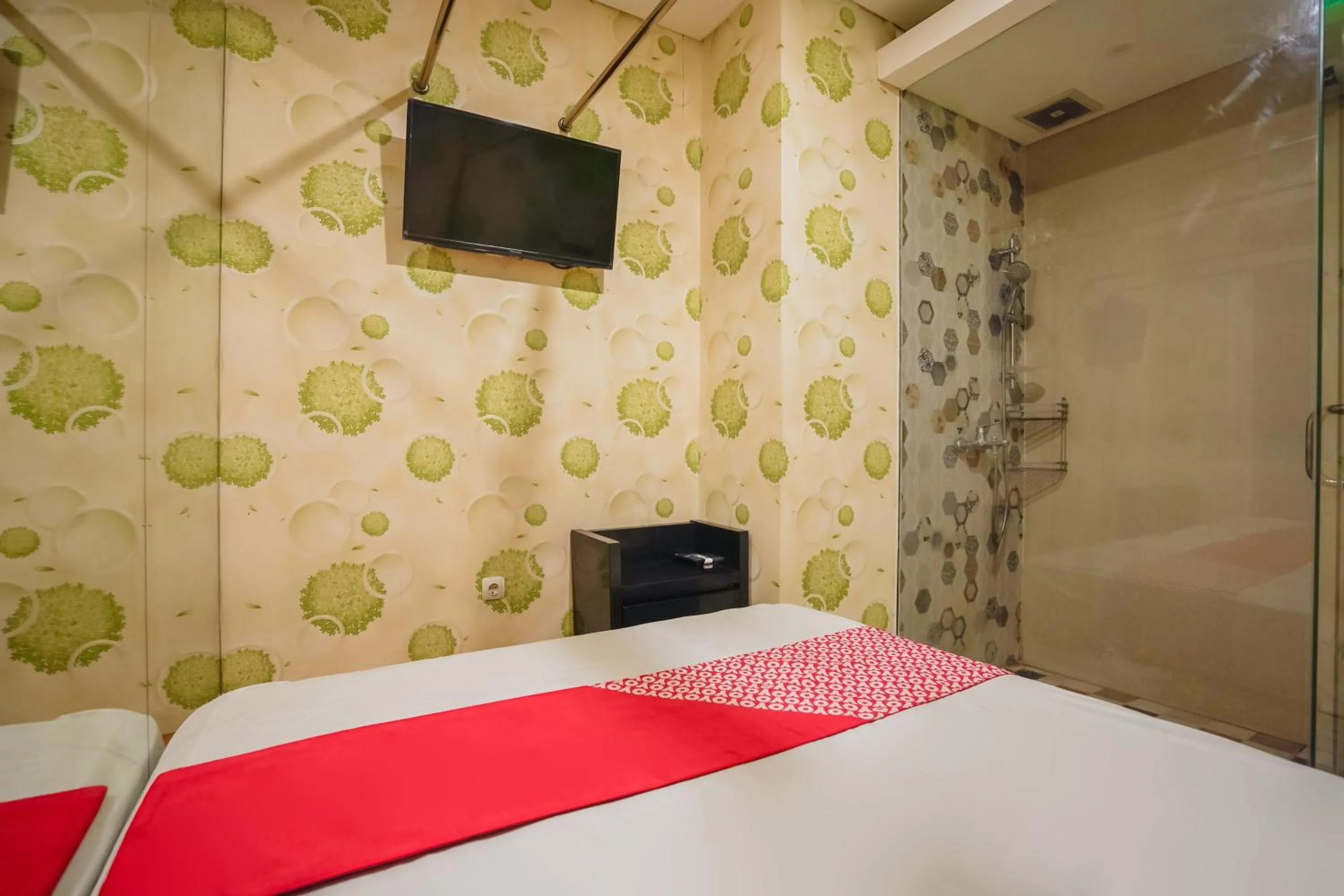 Bedroom, Bed in Super OYO Capital O 92633 Spring Hotel Gubeng