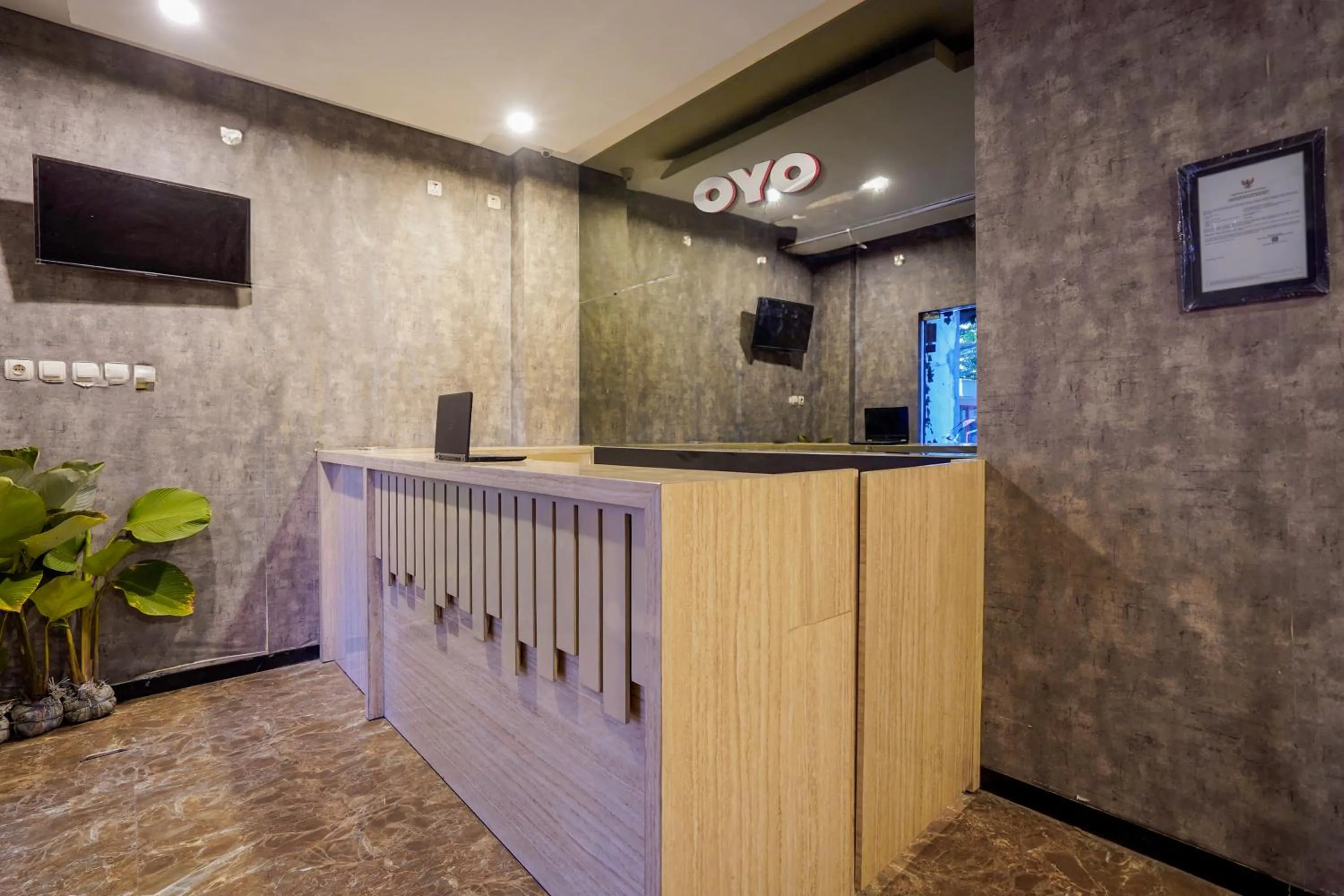 Lobby or reception in Super OYO Capital O 92633 Spring Hotel Gubeng