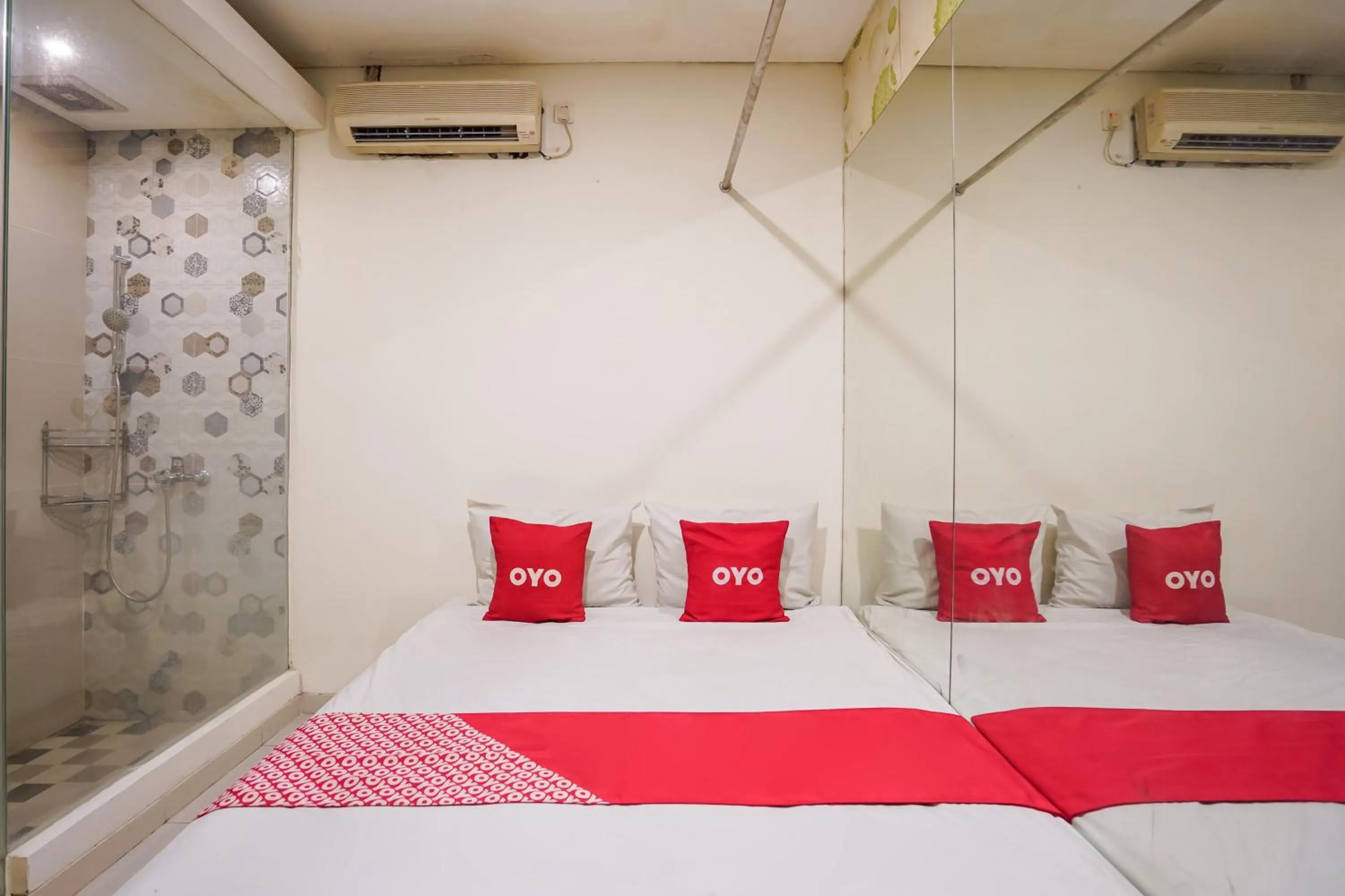 Bedroom, Bed in Super OYO Capital O 92633 Spring Hotel Gubeng