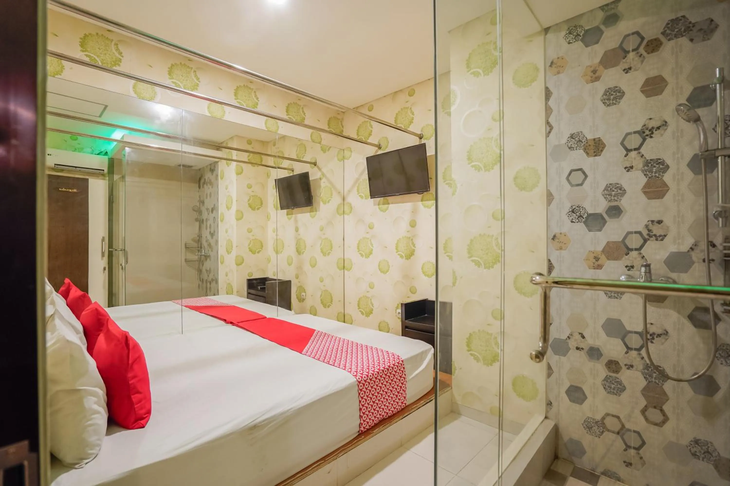 Bedroom, Bed in Super OYO Capital O 92633 Spring Hotel Gubeng