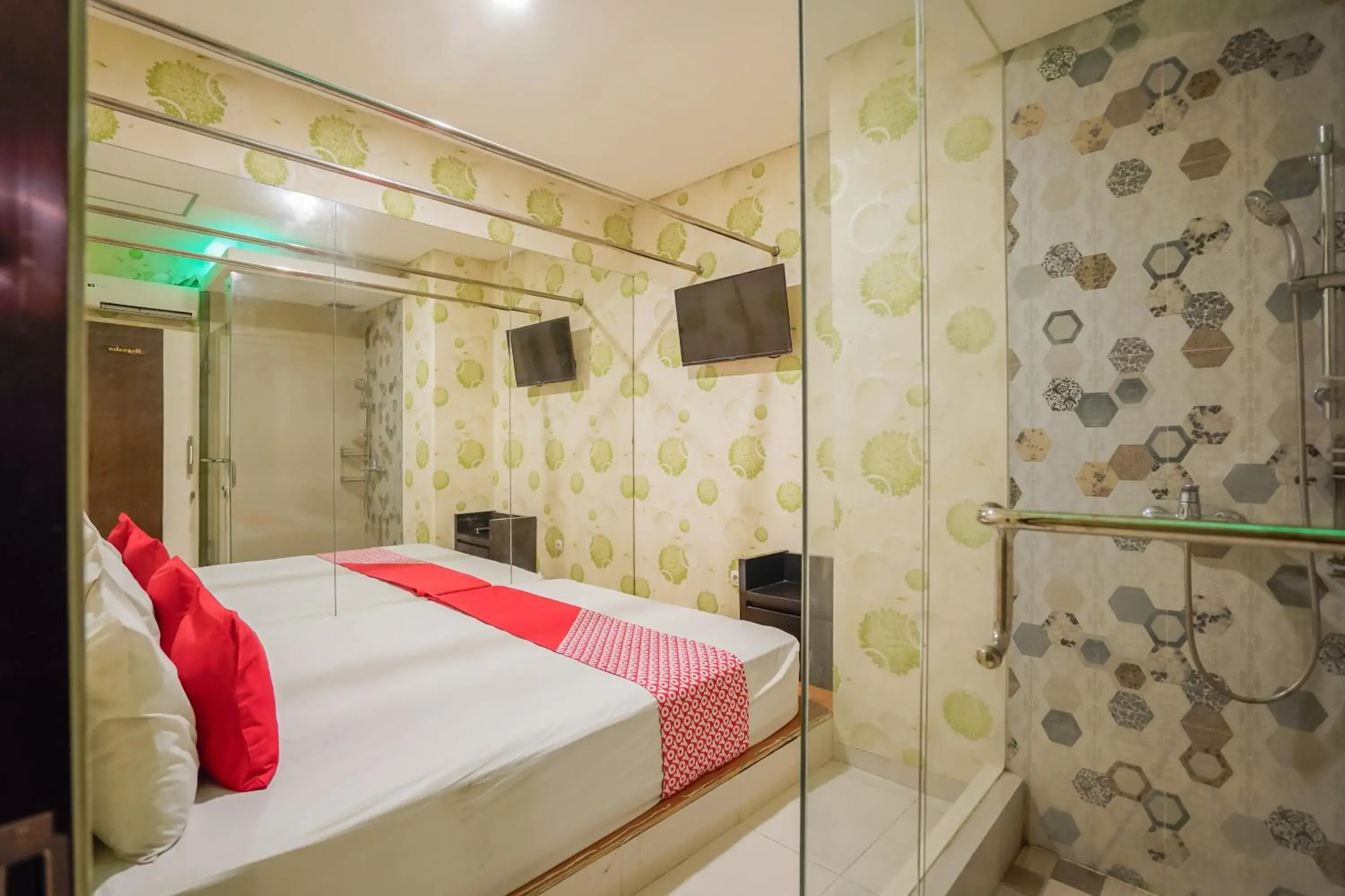 Bedroom, Bed in Super OYO Capital O 92633 Spring Hotel Gubeng Bedroom, Bed in Super OYO Capital O 92633 Spring Hotel Gubeng