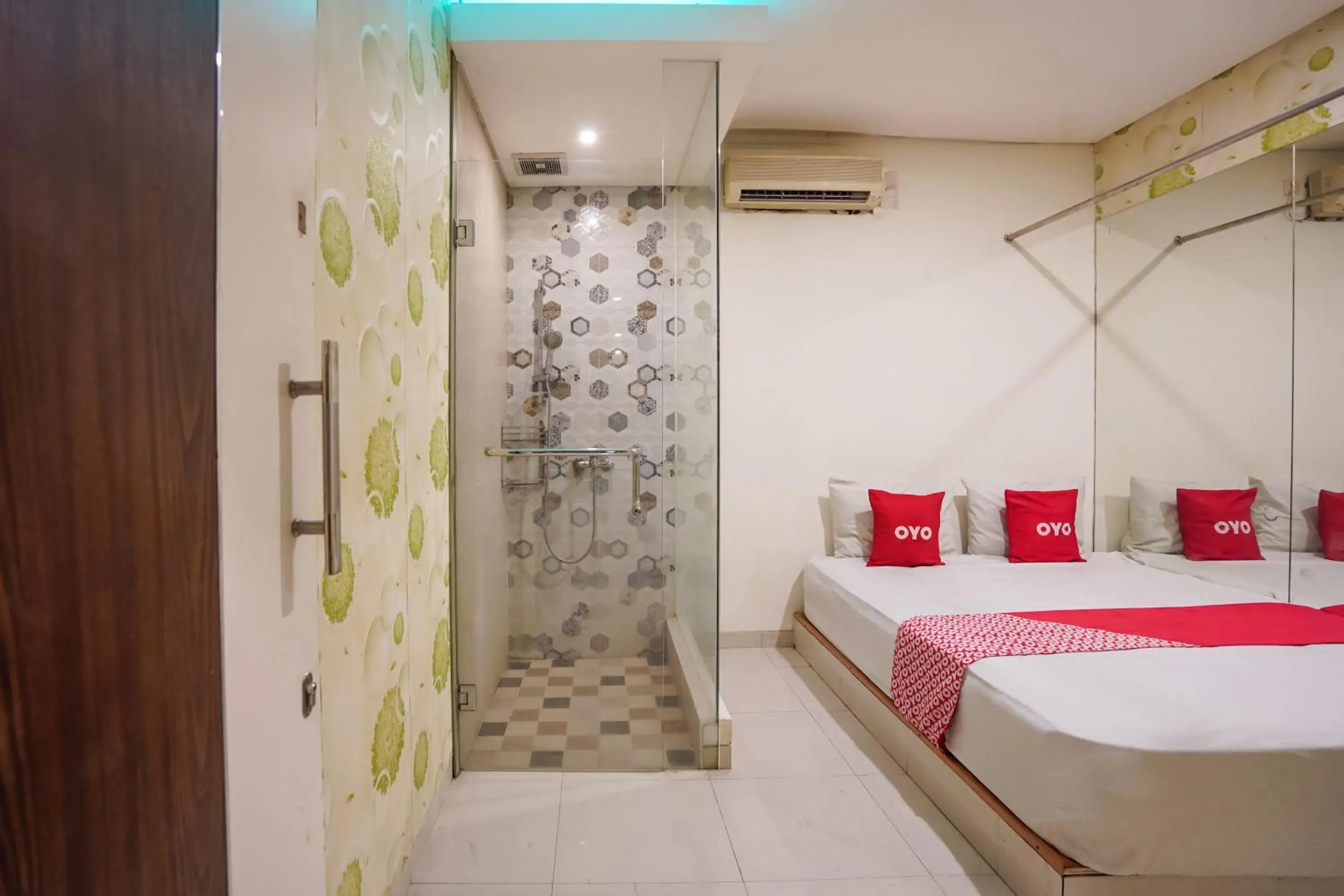 Bedroom, Bed in Super OYO Capital O 92633 Spring Hotel Gubeng Bedroom, Bed in Super OYO Capital O 92633 Spring Hotel Gubeng