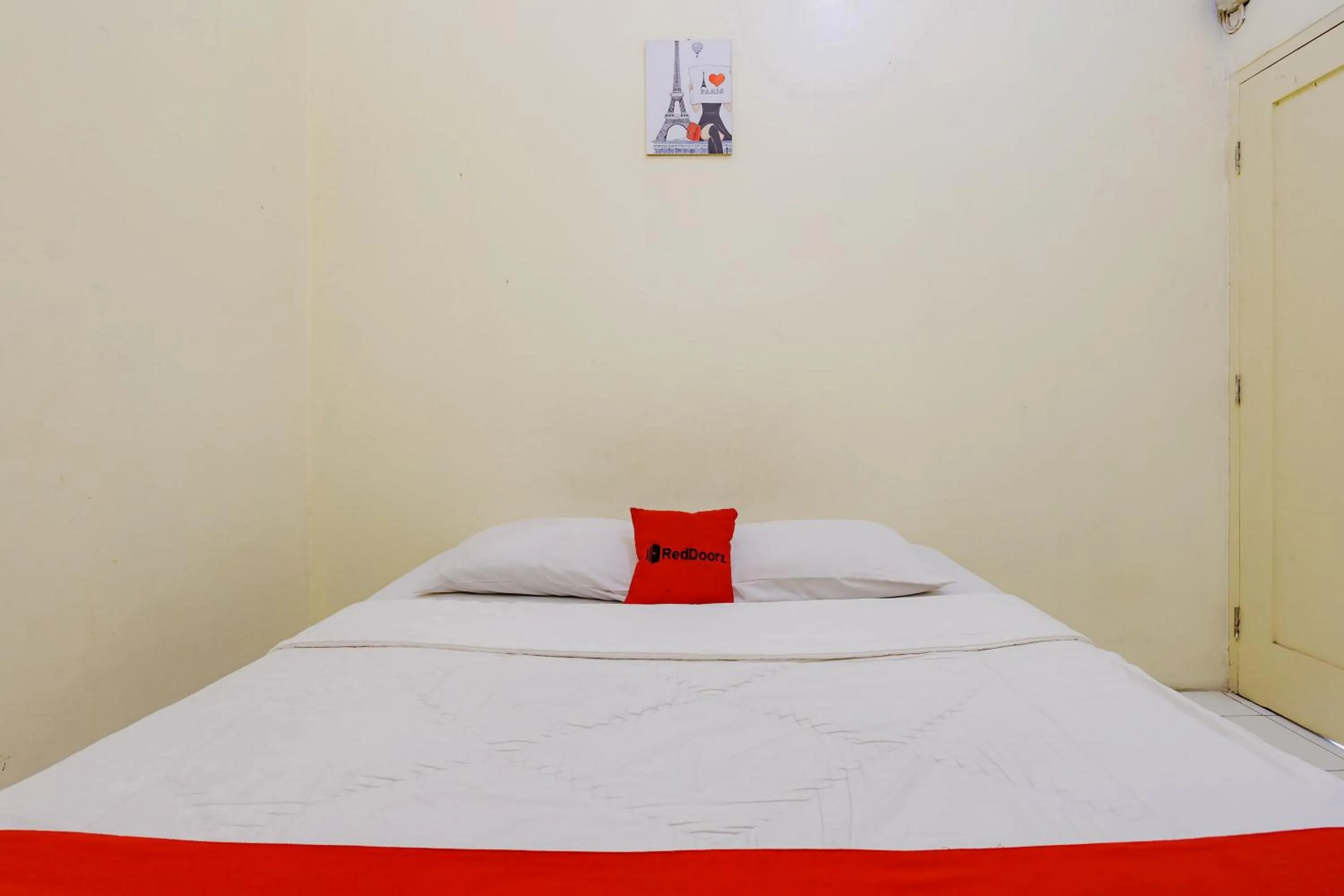 Bedroom, Bed in RedDoorz near Soekarno Hatta Airport 3
