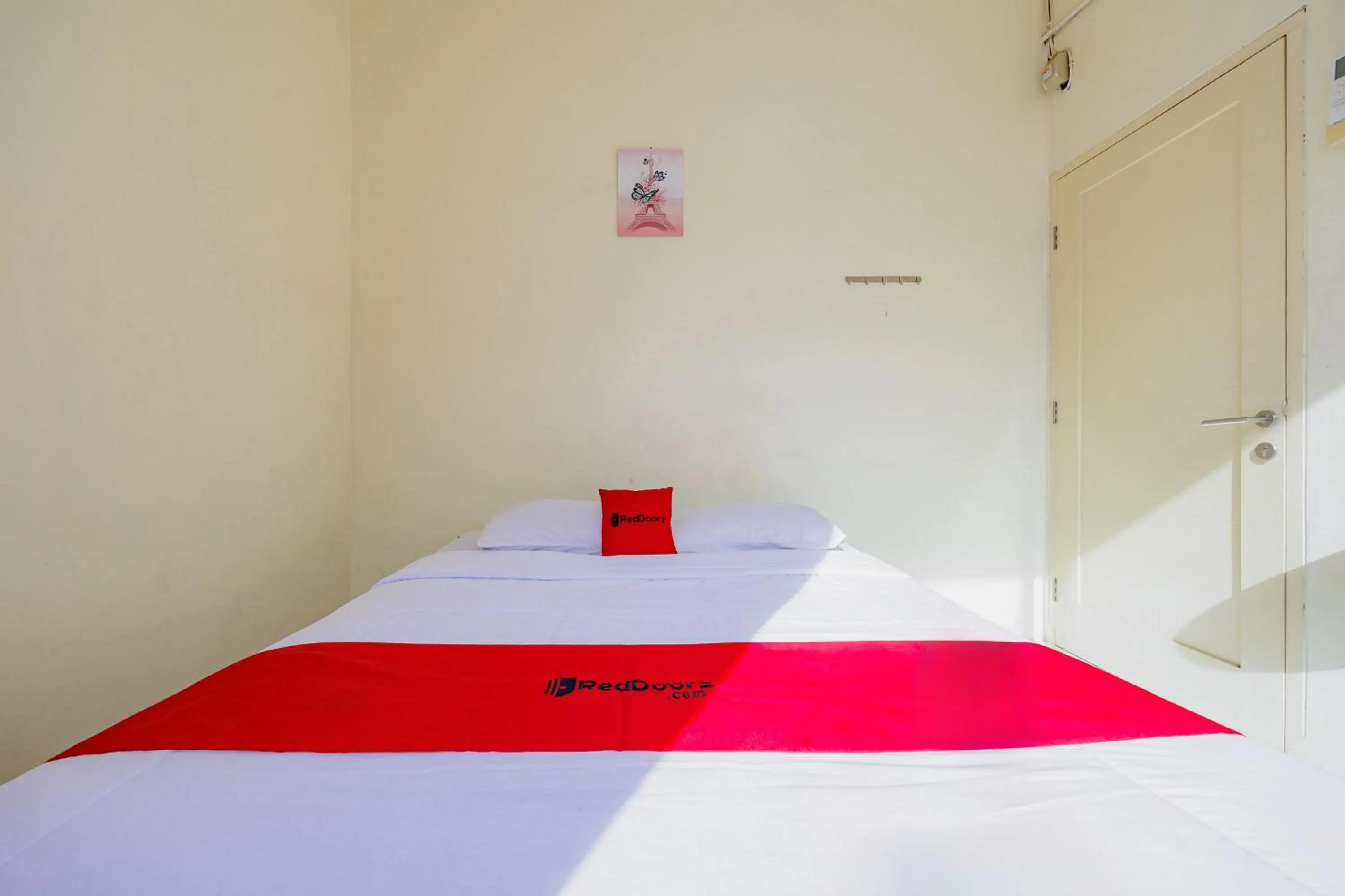 Bedroom, Bed in RedDoorz near Soekarno Hatta Airport 3