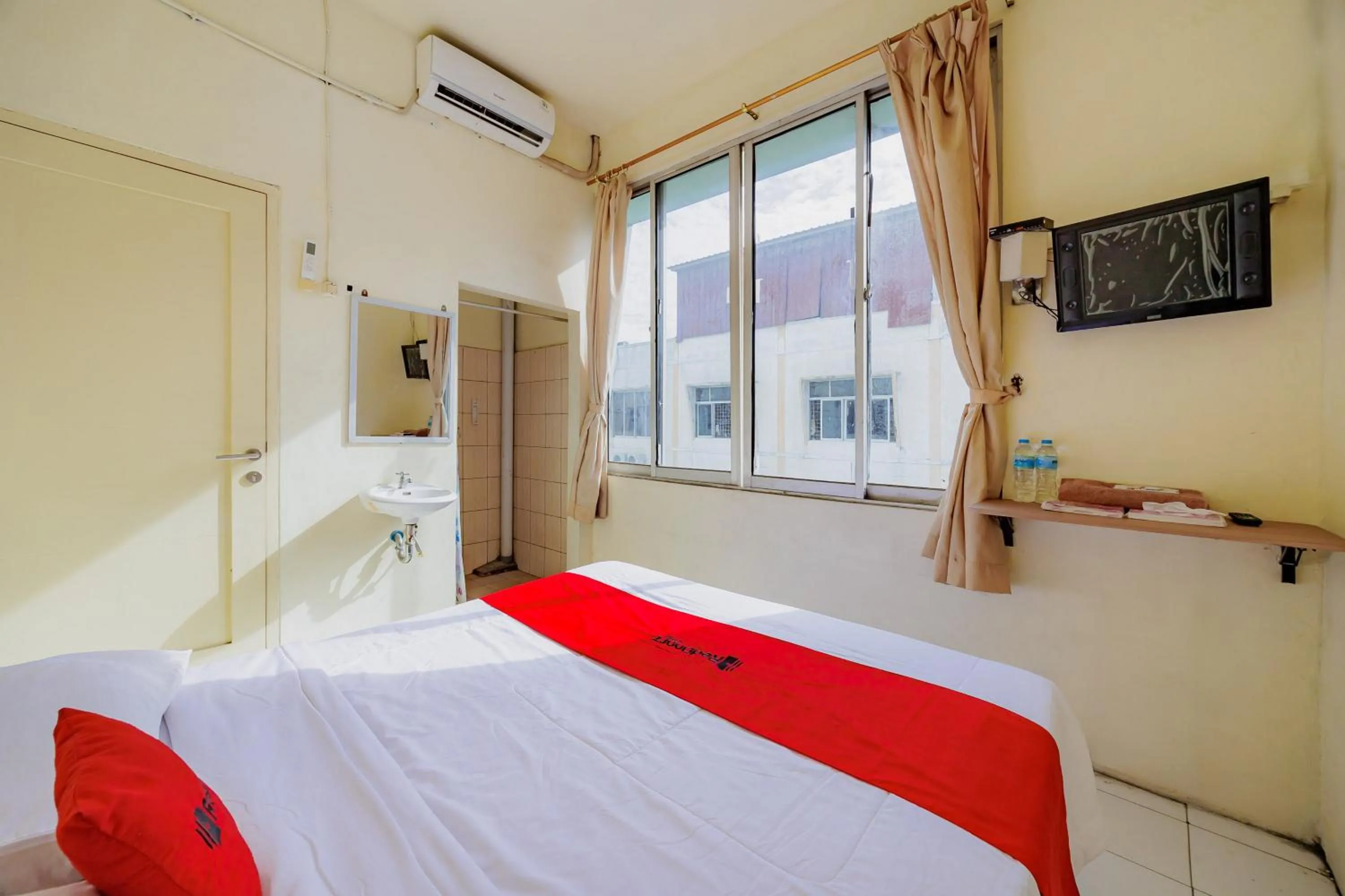 Bedroom, Bed in RedDoorz near Soekarno Hatta Airport 3
