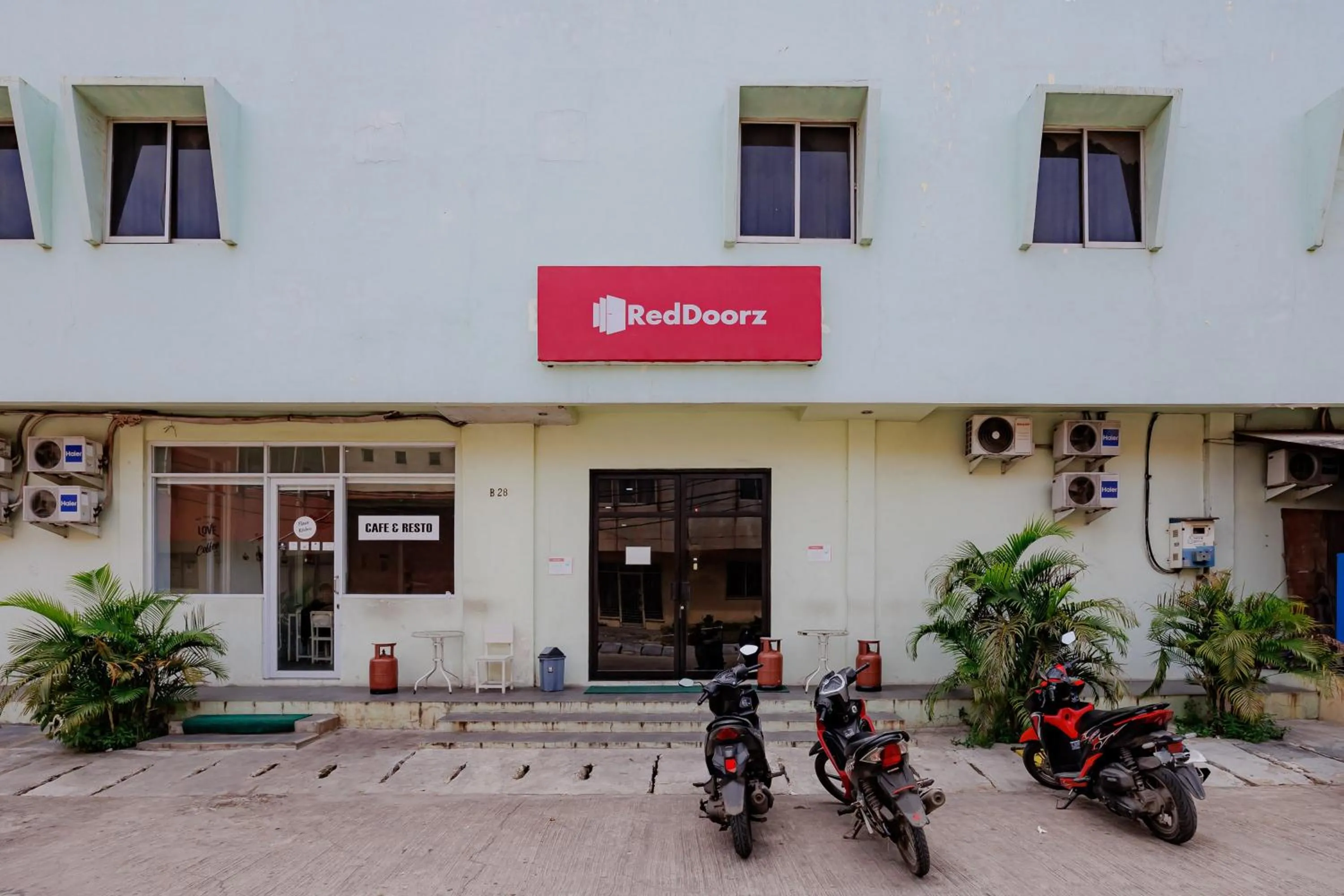 Facade/entrance in RedDoorz near Soekarno Hatta Airport 3