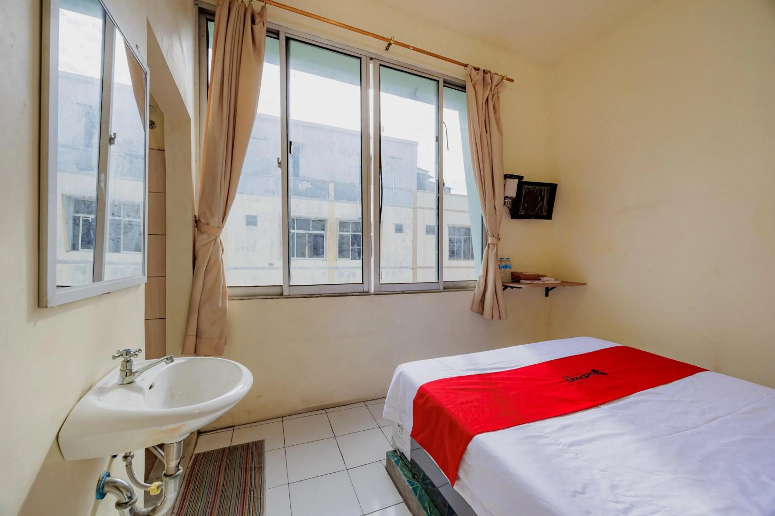 Bedroom, Bed in RedDoorz near Soekarno Hatta Airport 3