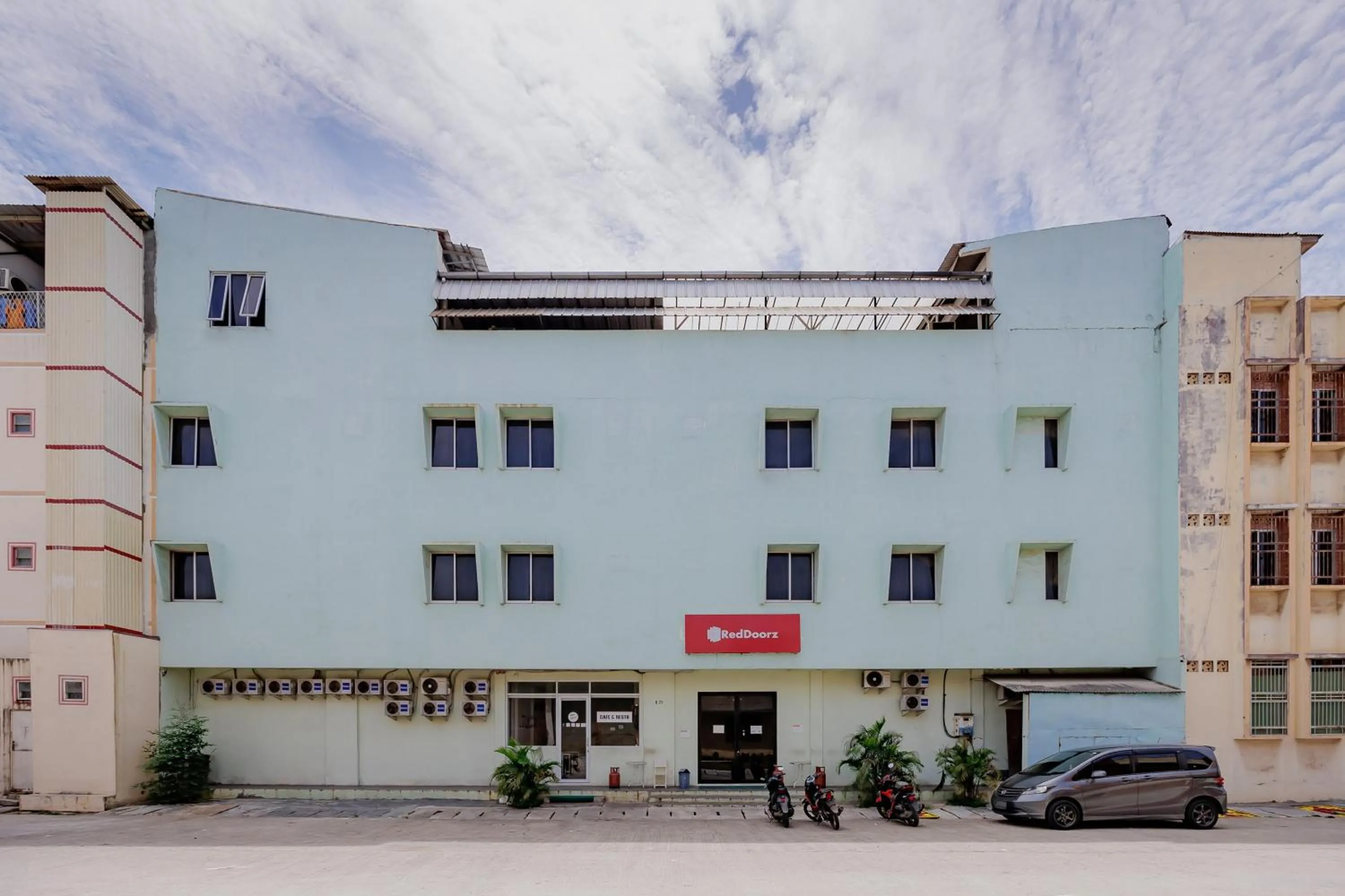 Facade/entrance in RedDoorz near Soekarno Hatta Airport 3