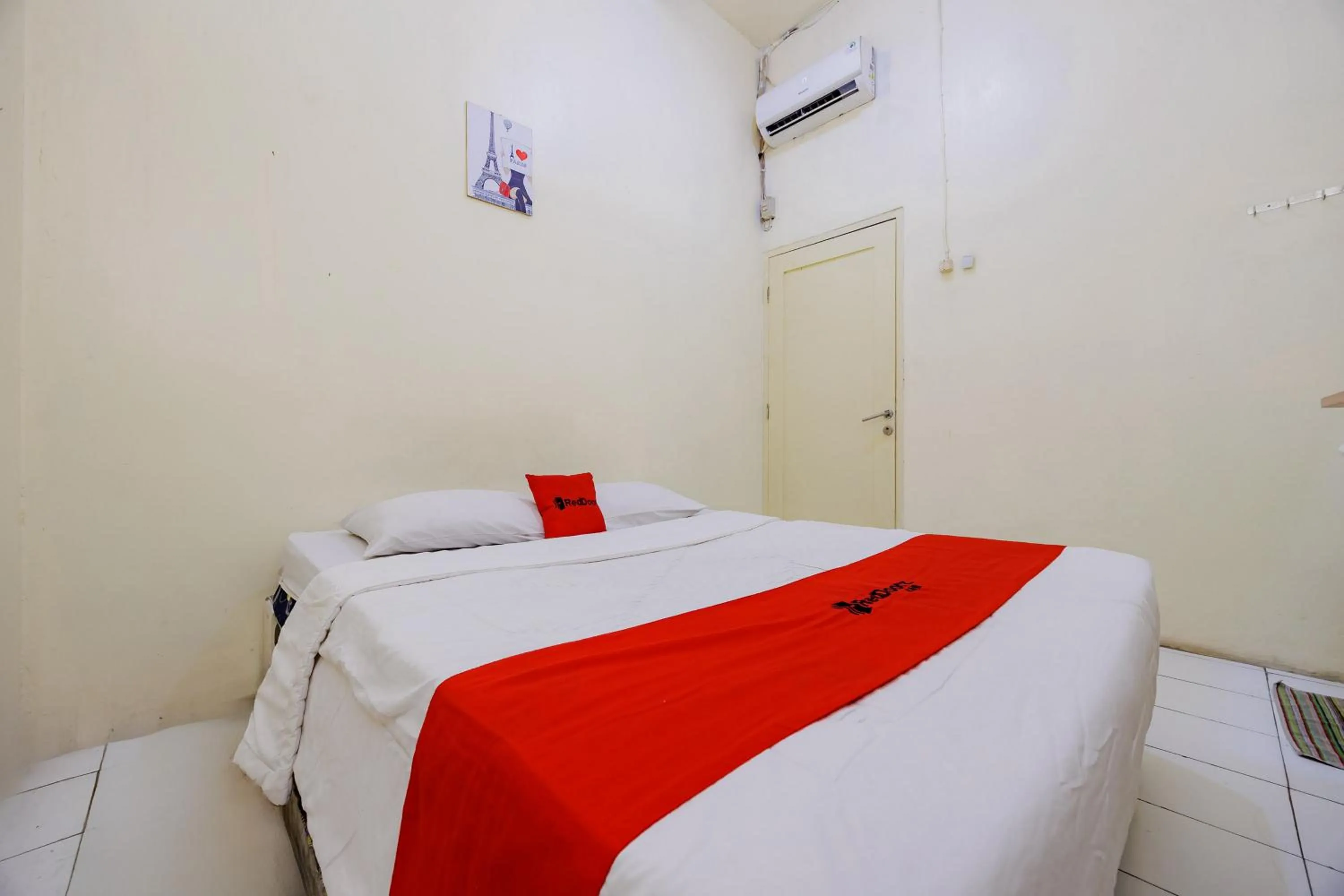 Bedroom, Bed in RedDoorz near Soekarno Hatta Airport 3