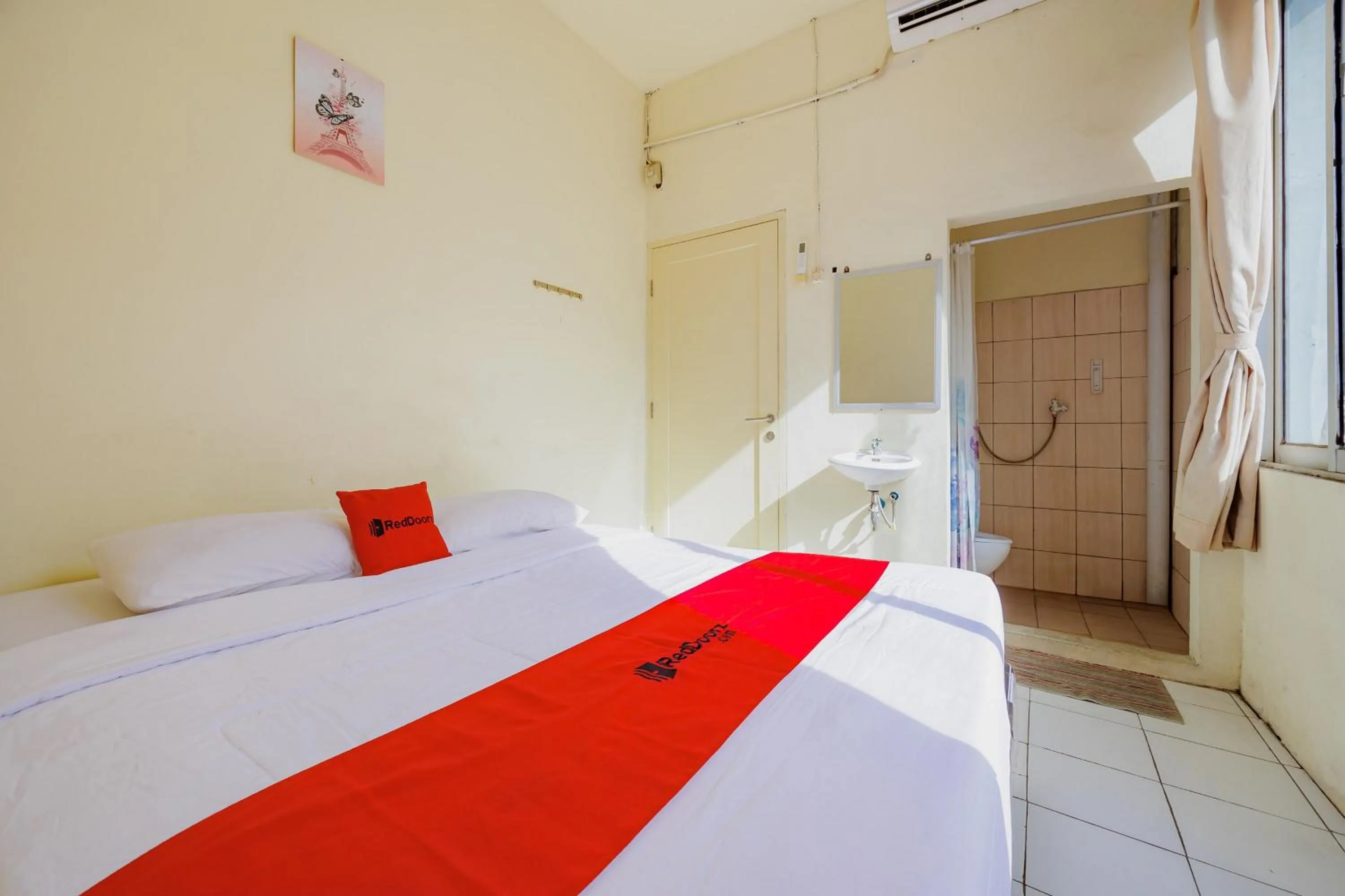 Bedroom, Bed in RedDoorz near Soekarno Hatta Airport 3