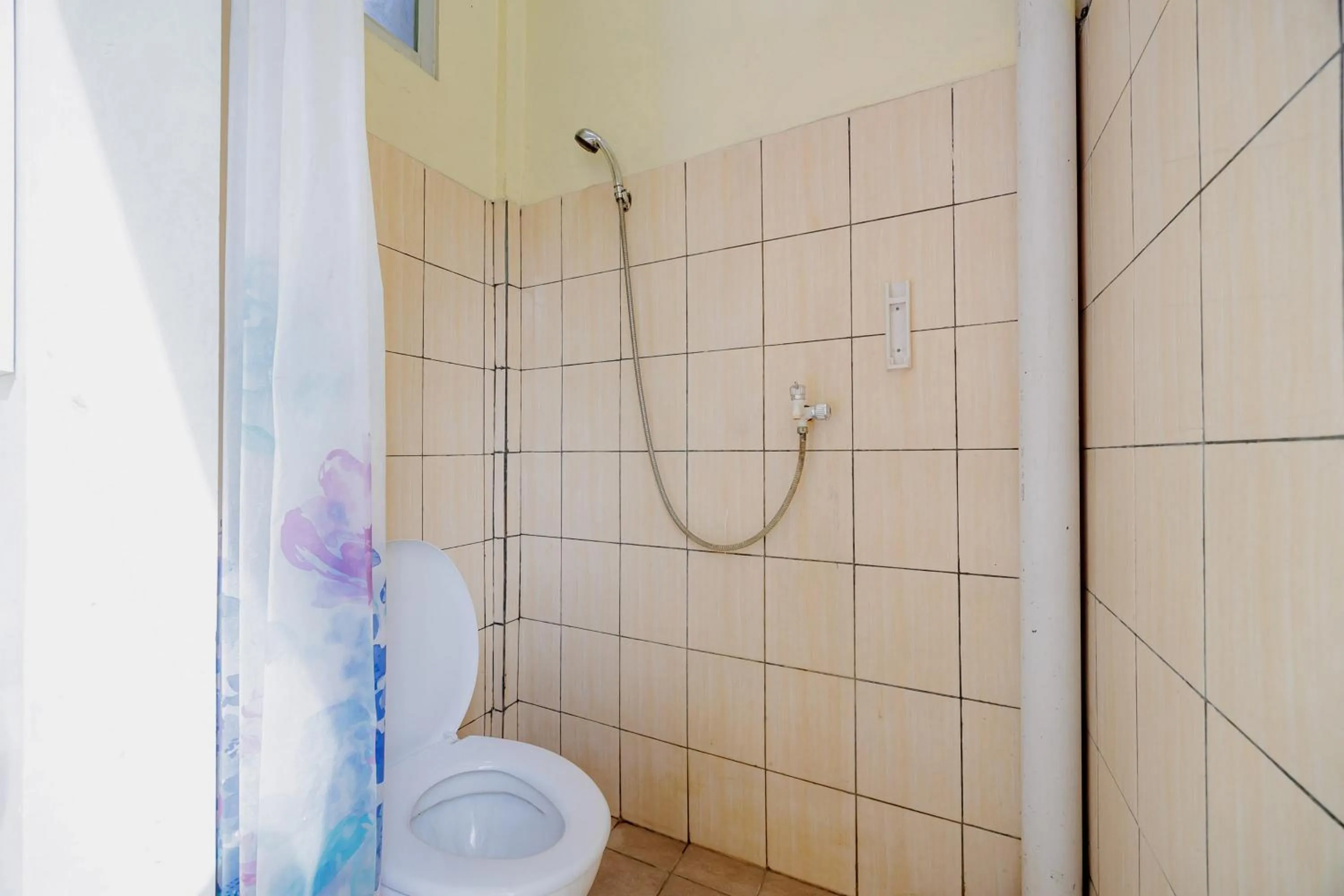 Bathroom in RedDoorz near Soekarno Hatta Airport 3