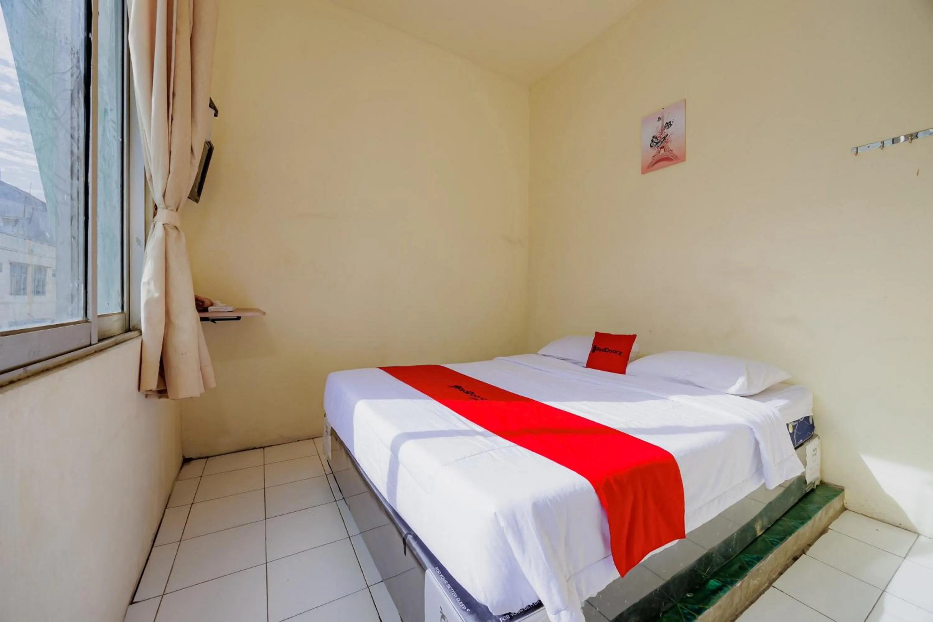 Bedroom, Bed in RedDoorz near Soekarno Hatta Airport 3