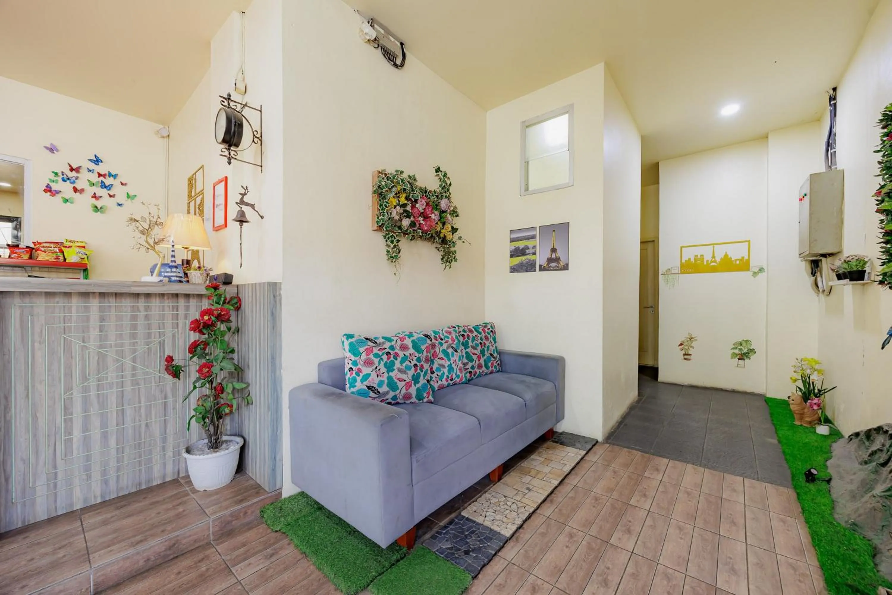 Seating area in RedDoorz near Soekarno Hatta Airport 3