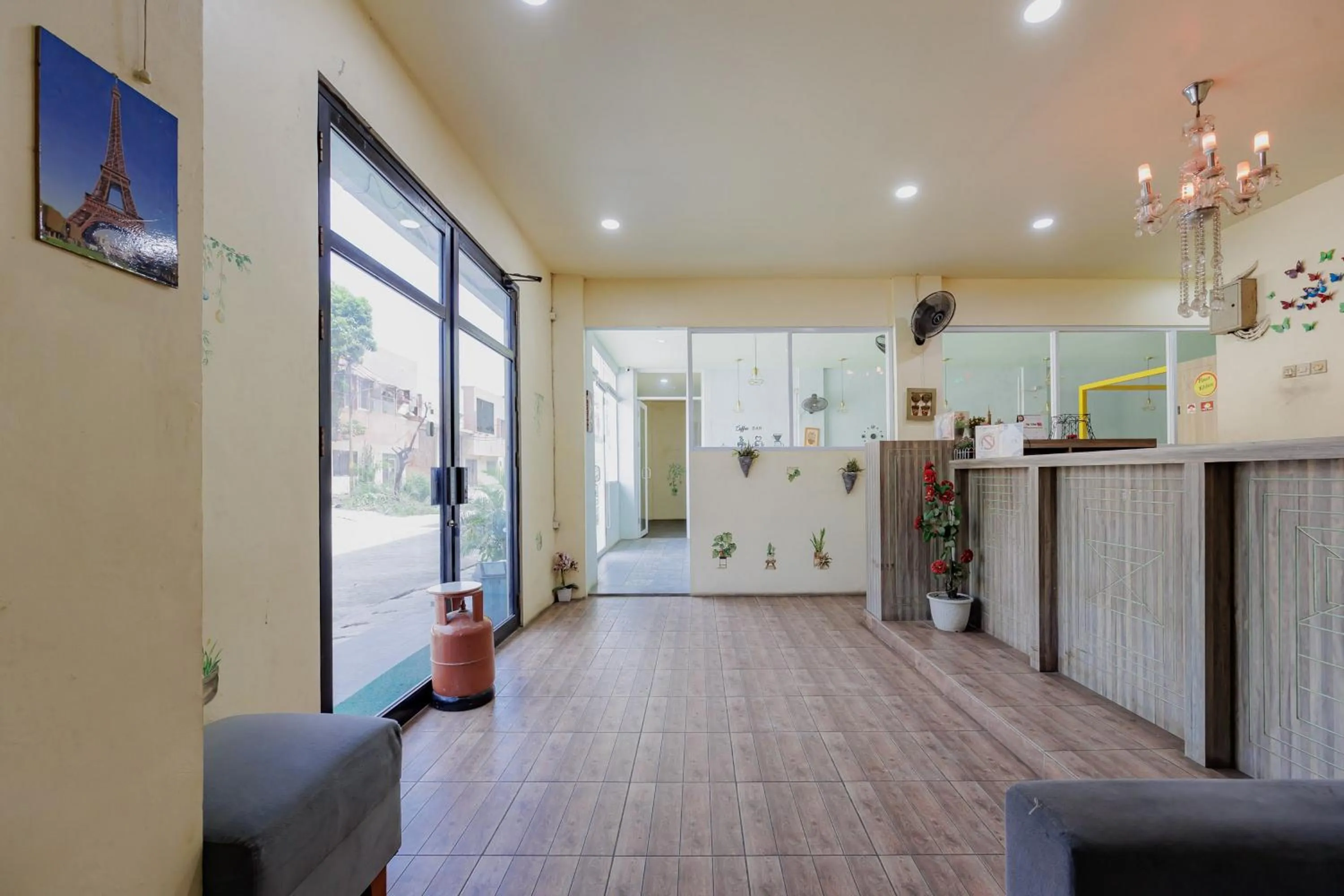 Lobby or reception in RedDoorz near Soekarno Hatta Airport 3