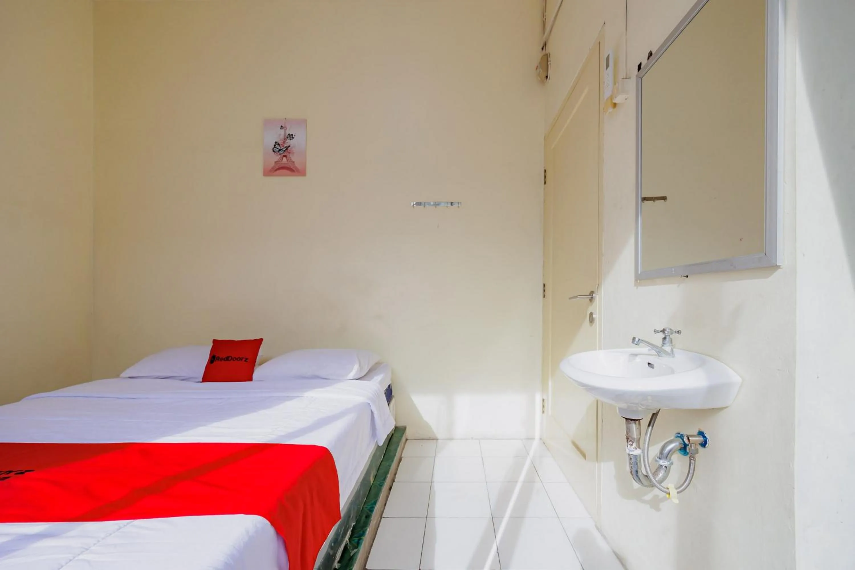 Bedroom, Bed in RedDoorz near Soekarno Hatta Airport 3