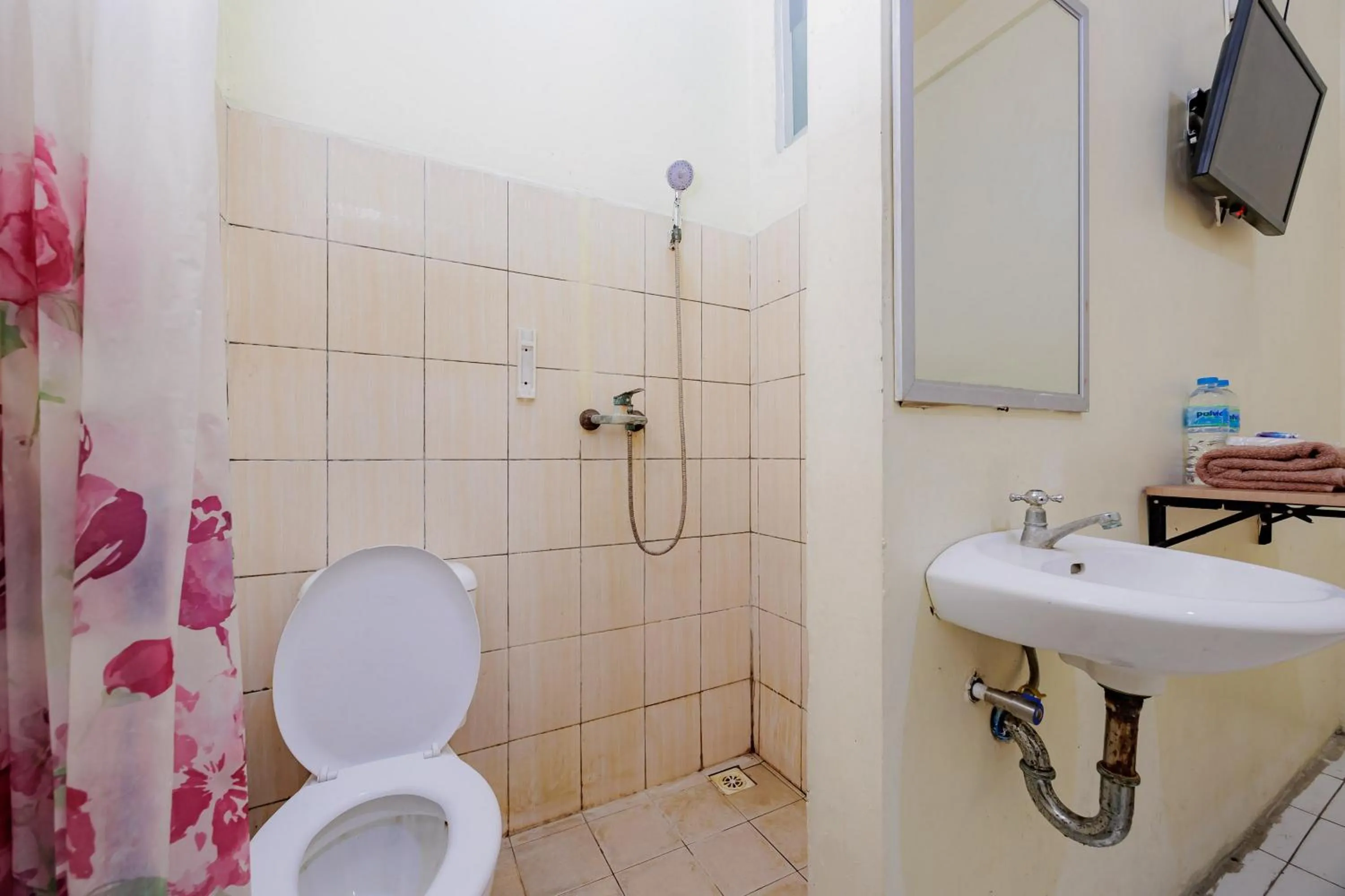 Bathroom in RedDoorz near Soekarno Hatta Airport 3