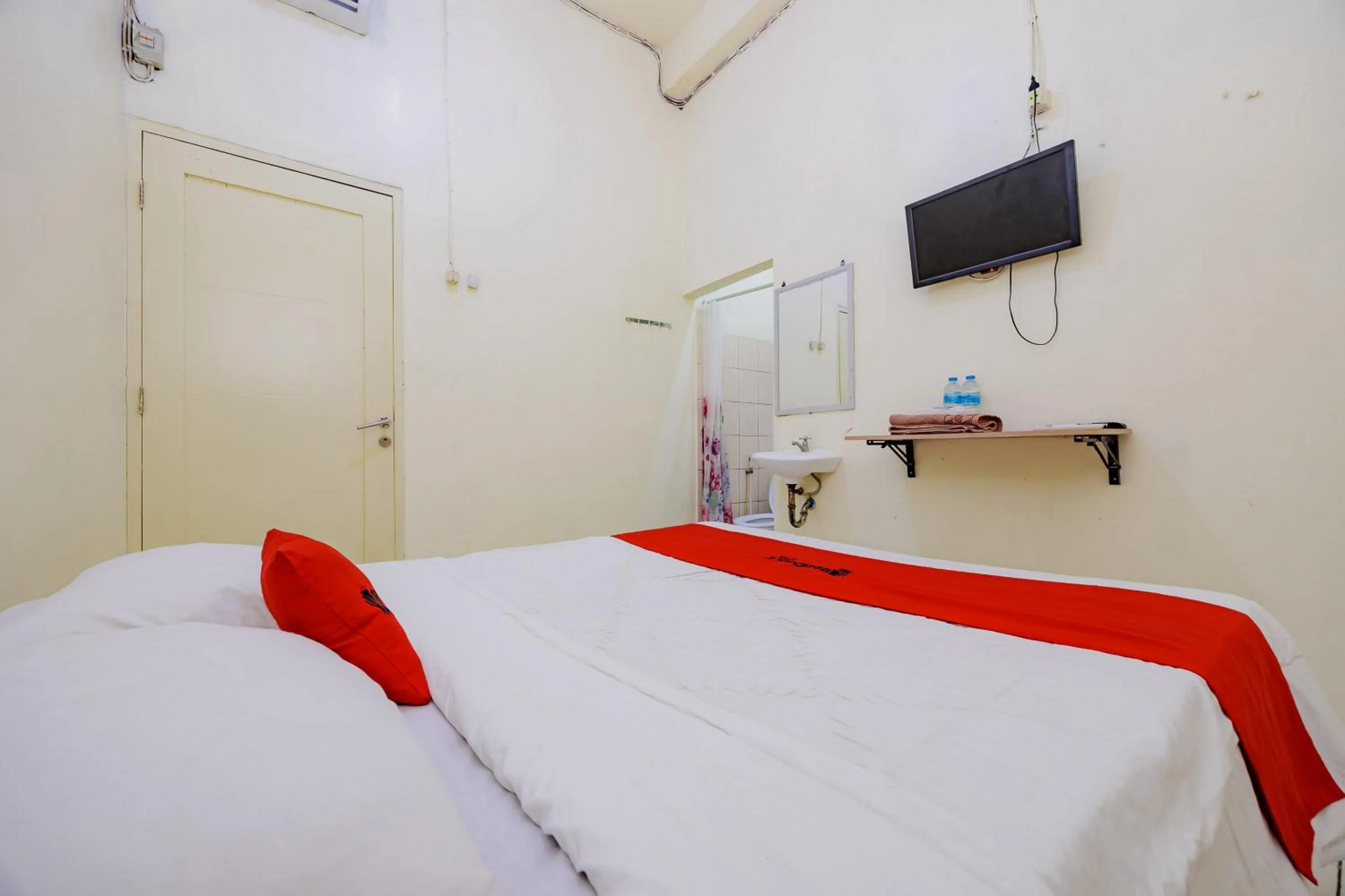 Bedroom, Bed in RedDoorz near Soekarno Hatta Airport 3