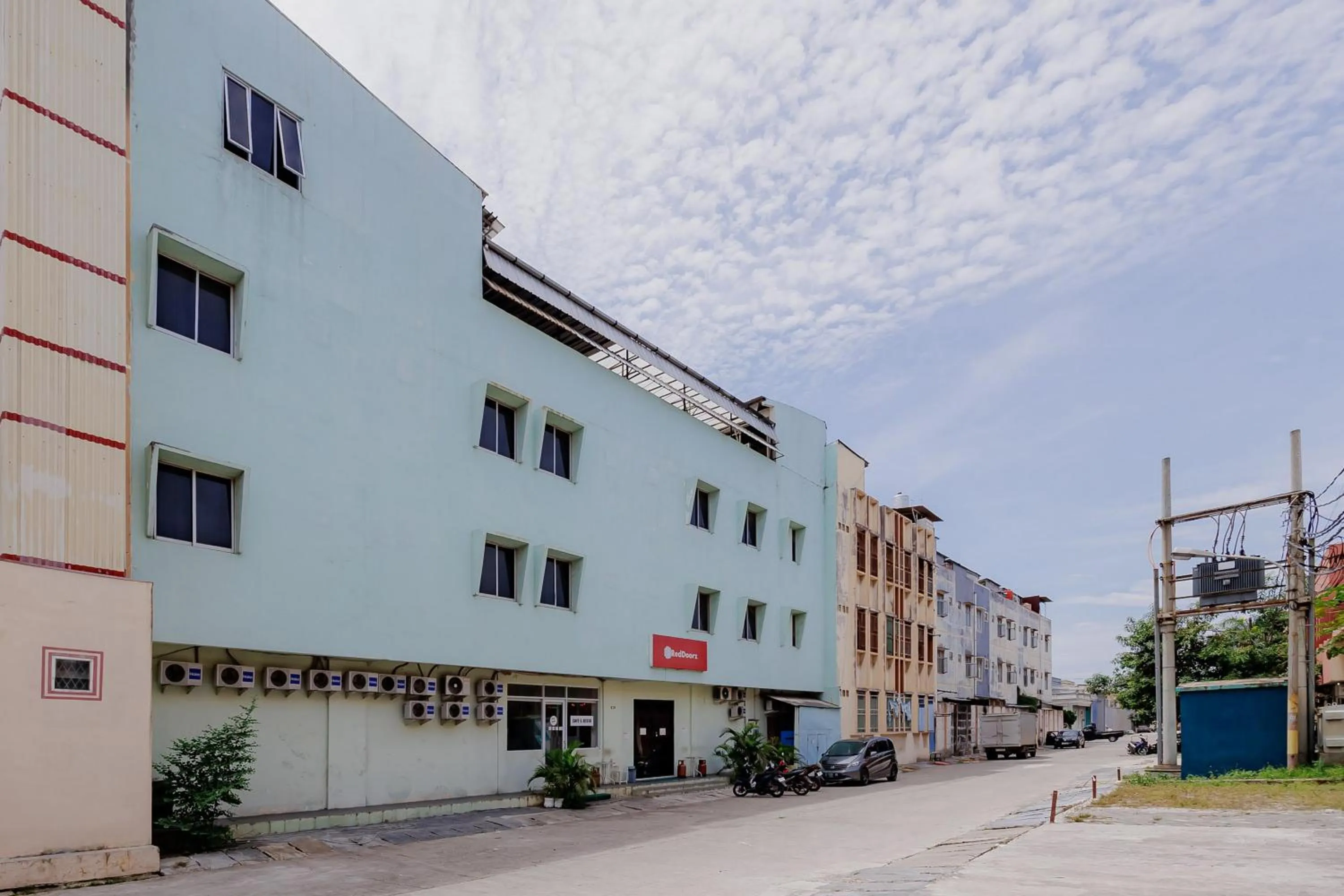 Facade/entrance in RedDoorz near Soekarno Hatta Airport 3