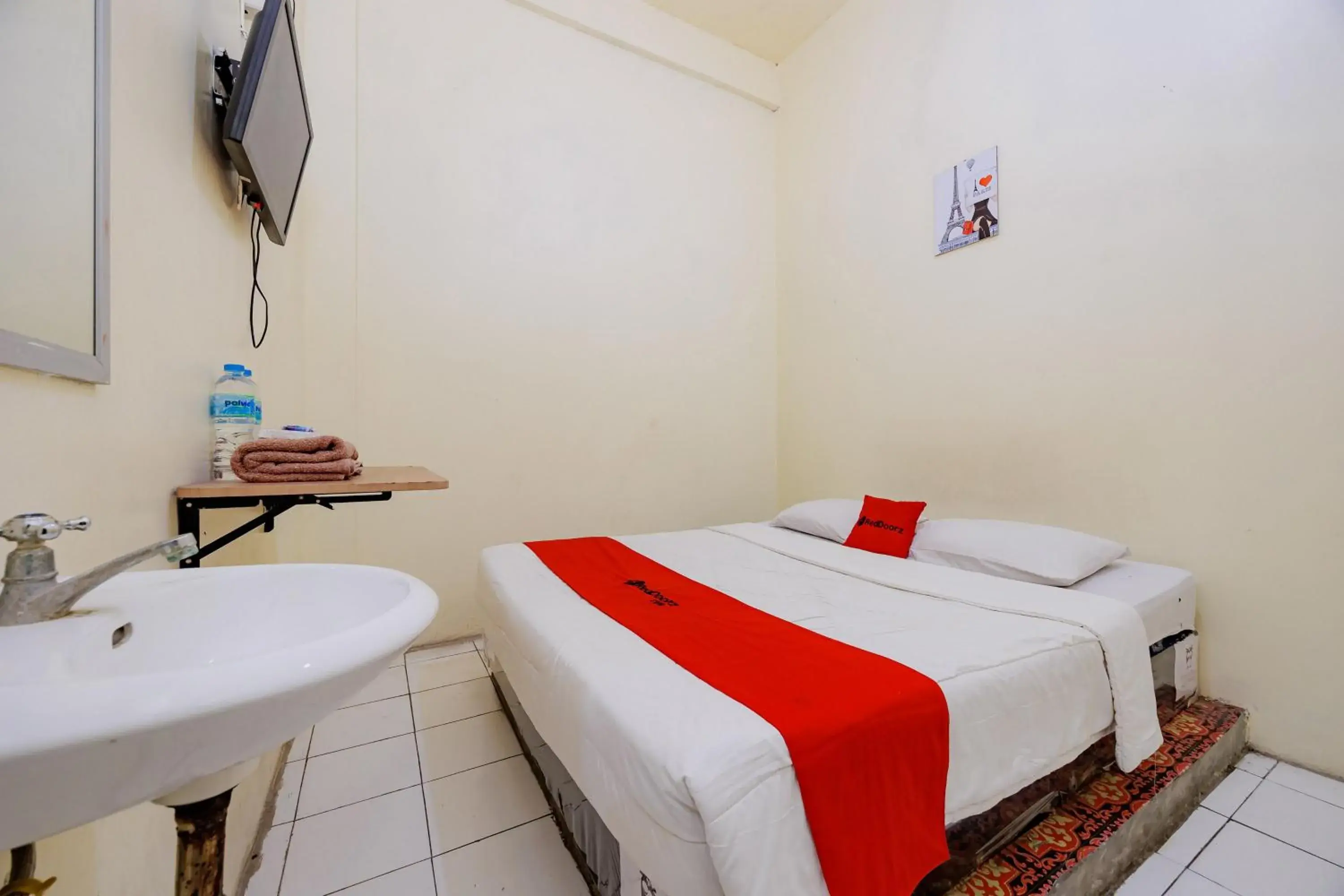 Standard Double Room in RedDoorz near Soekarno Hatta Airport 3 Standard Double Room in RedDoorz near Soekarno Hatta Airport 3