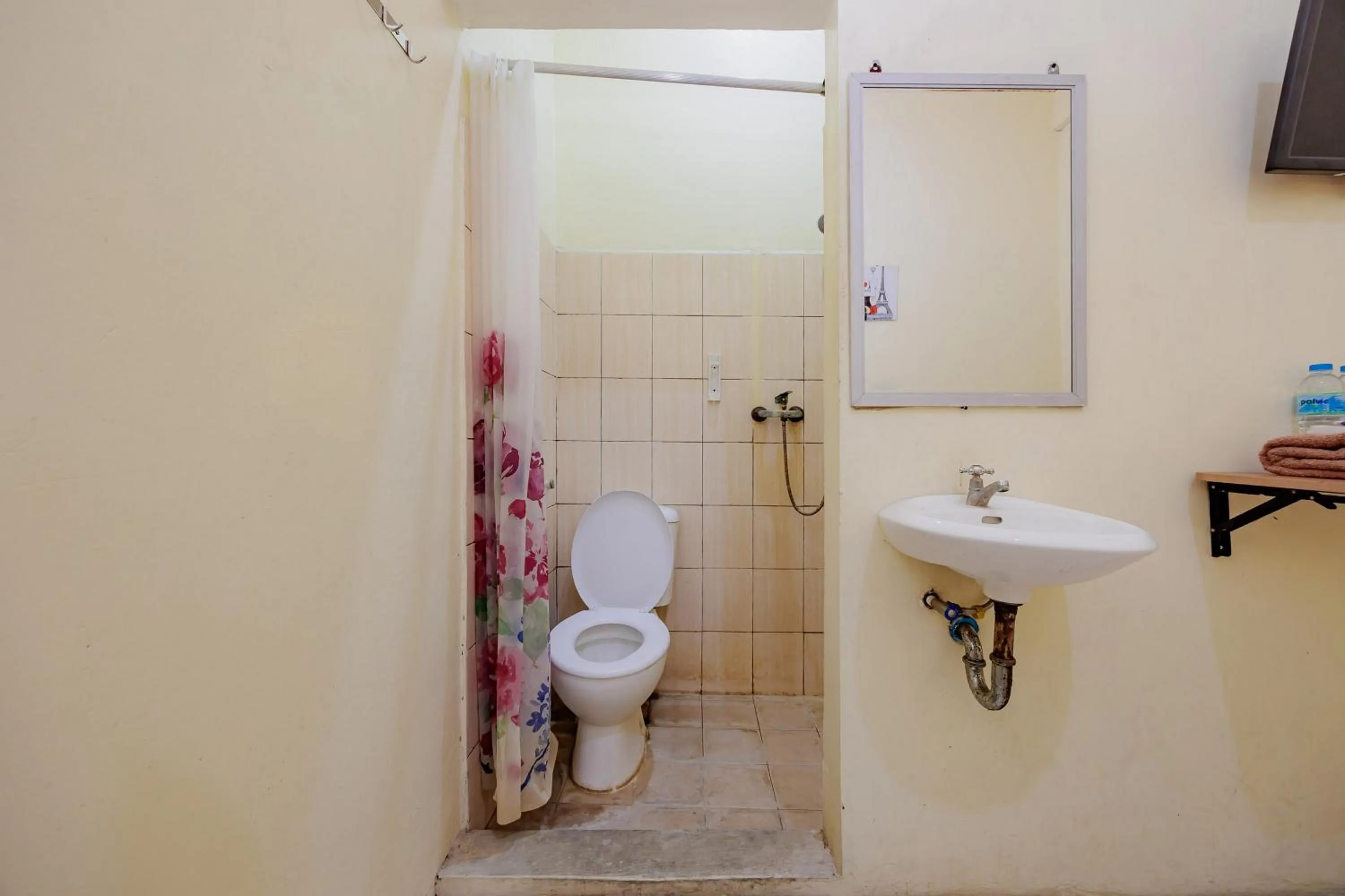 Bathroom in RedDoorz near Soekarno Hatta Airport 3