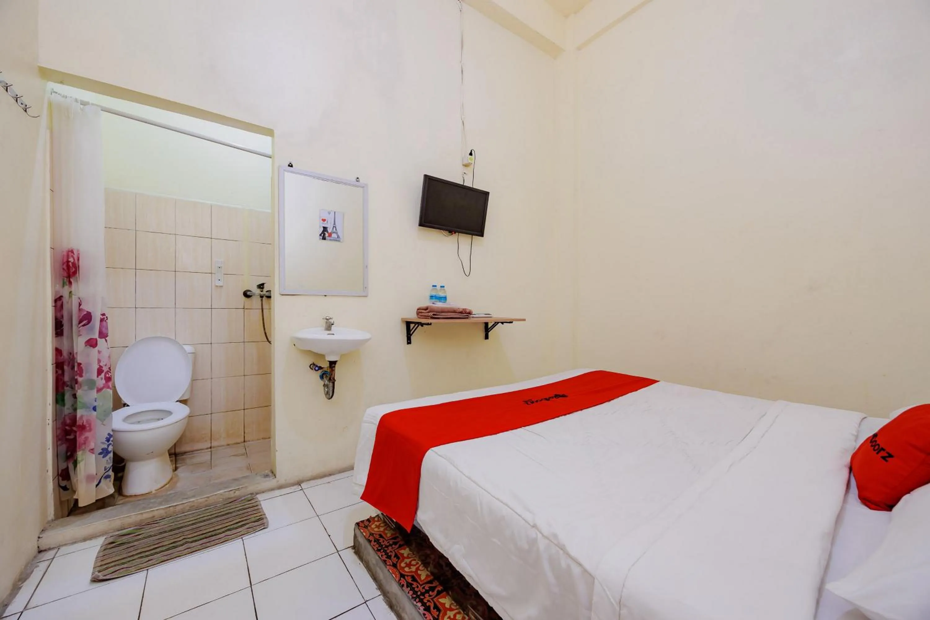 Bedroom, Bed in RedDoorz near Soekarno Hatta Airport 3