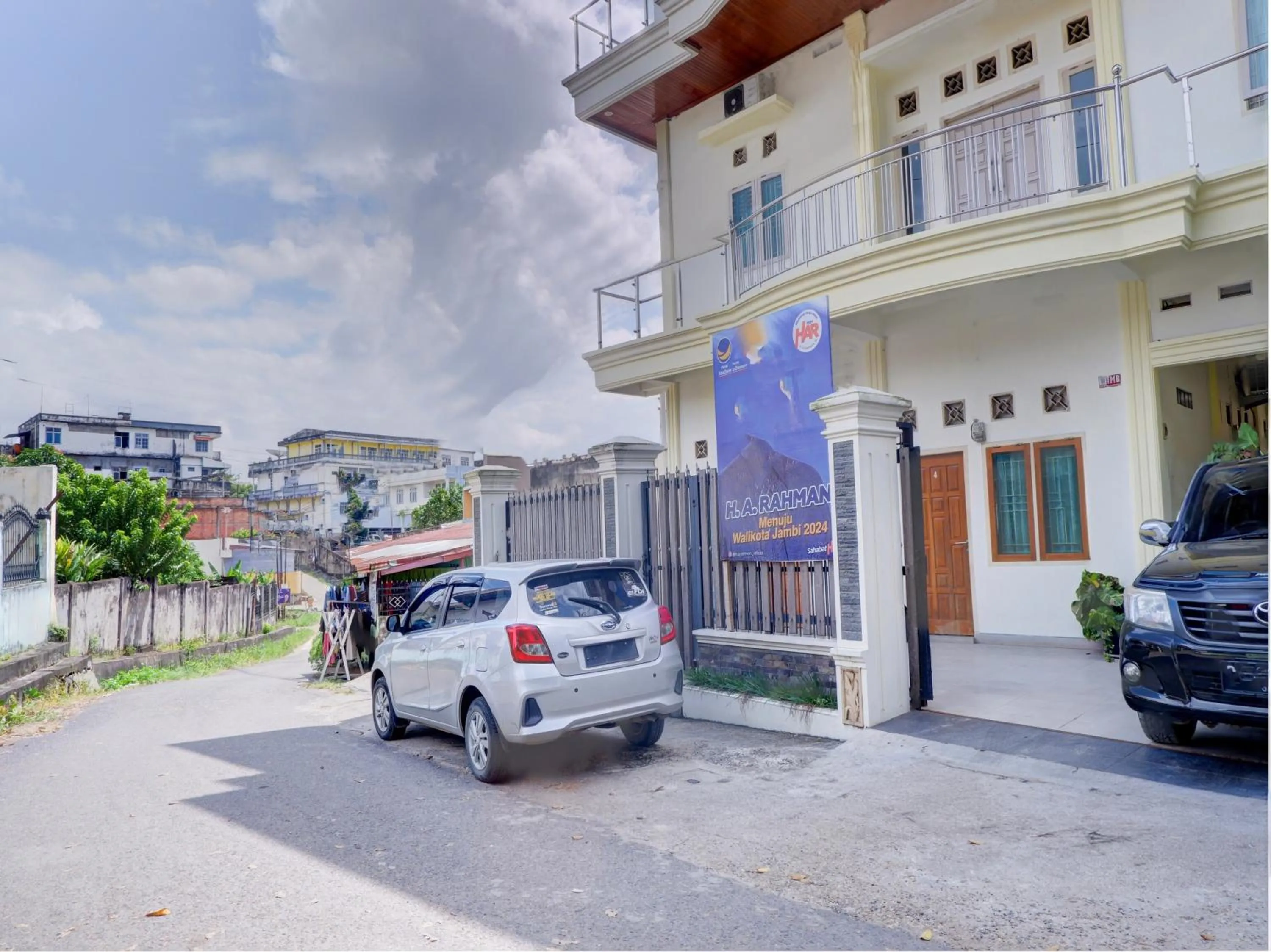 Facade/entrance in OYO Life 92637 Kost Arya Exclusive