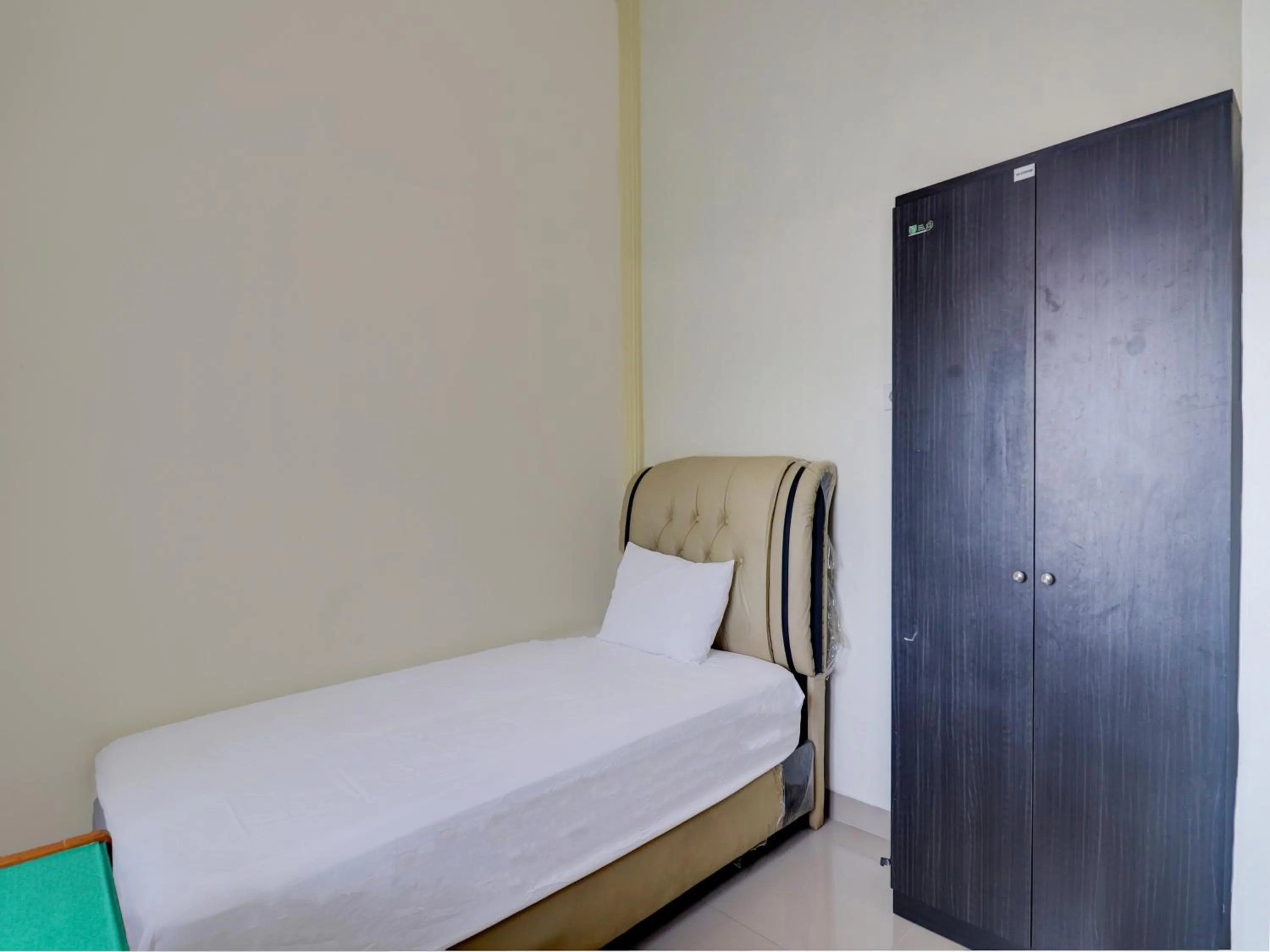 Bedroom, Bed in OYO Life 92637 Kost Arya Exclusive