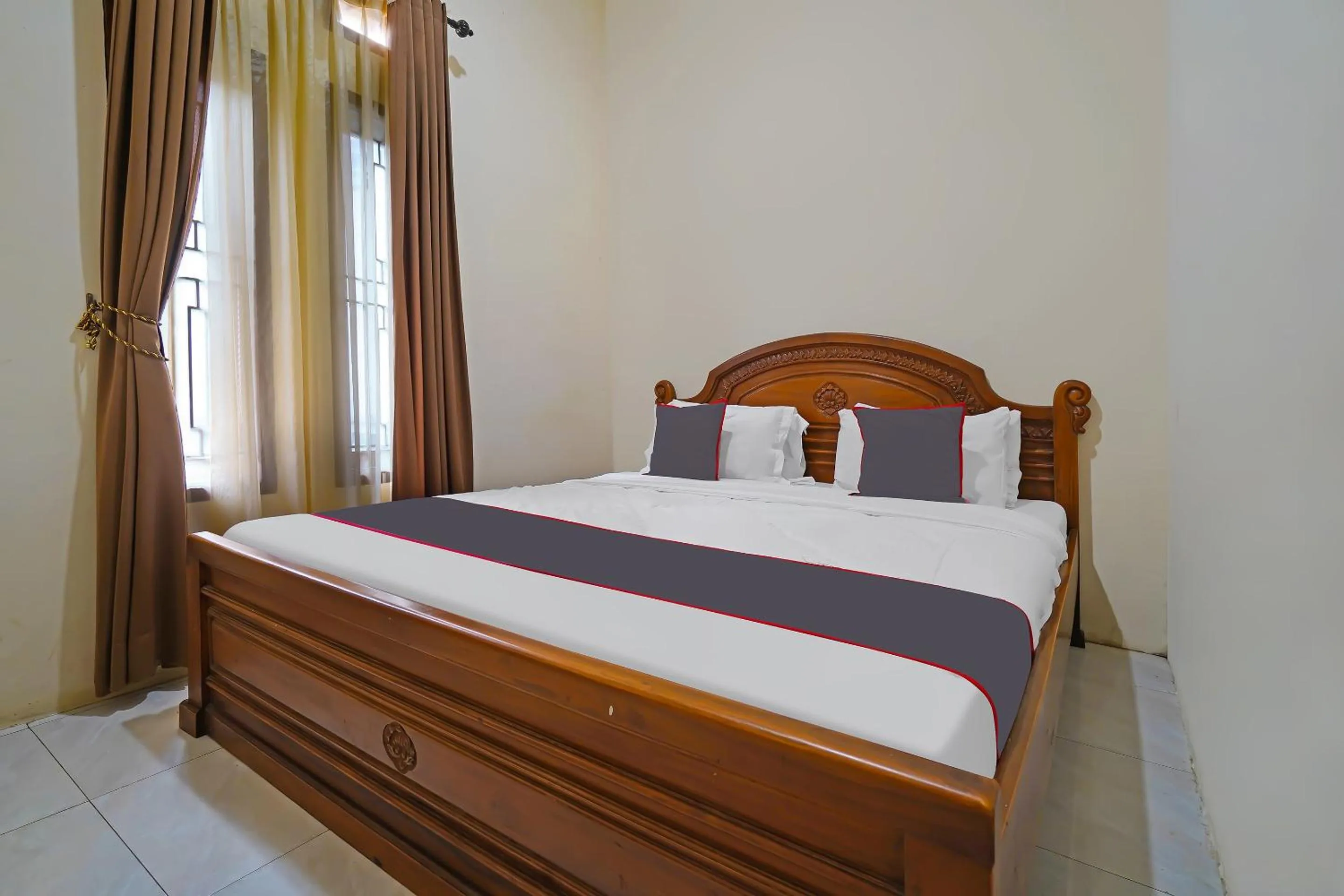 Bedroom, Bed in Collection O 92634 Villa Ds