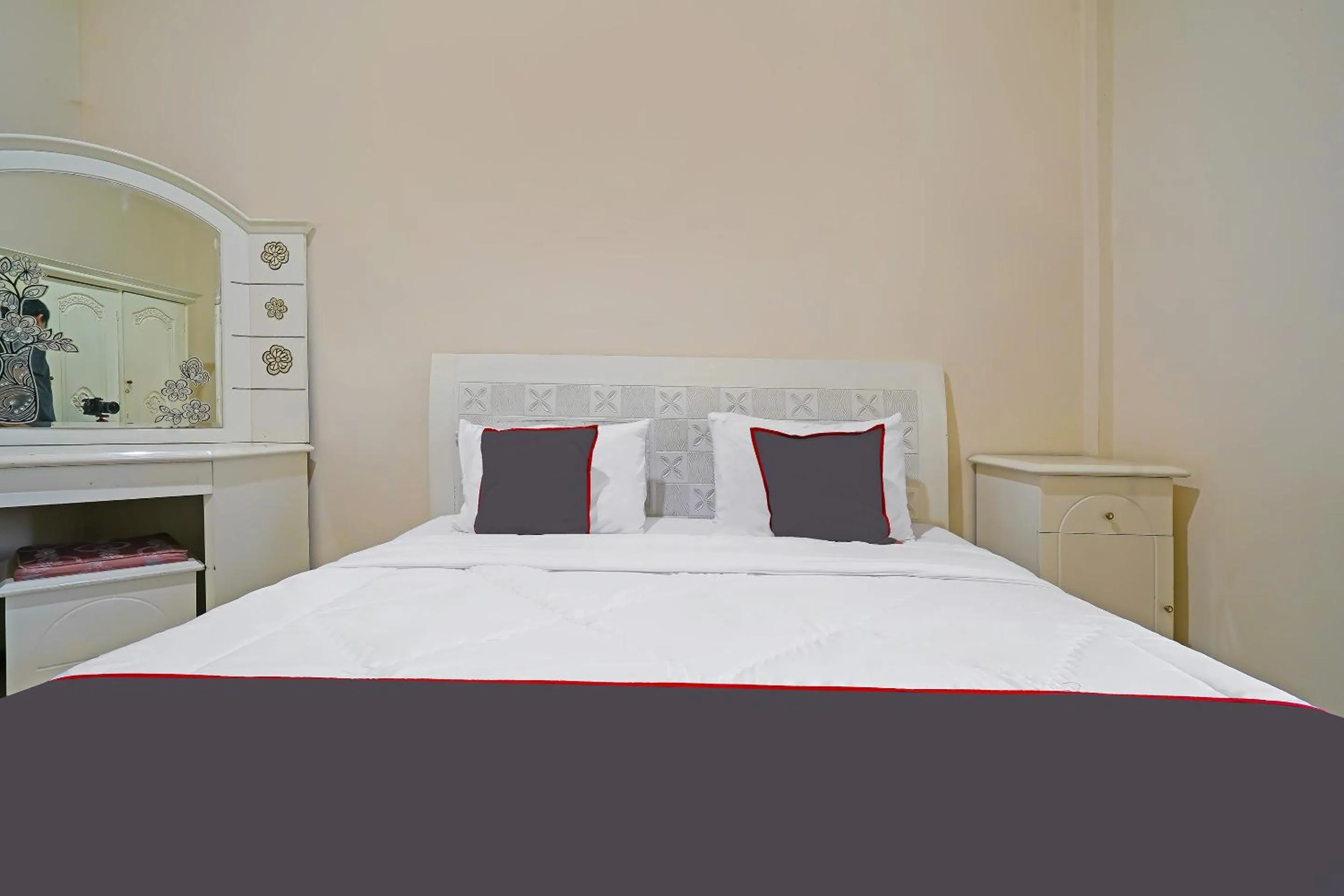 Bedroom, Bed in Collection O 92634 Villa Ds