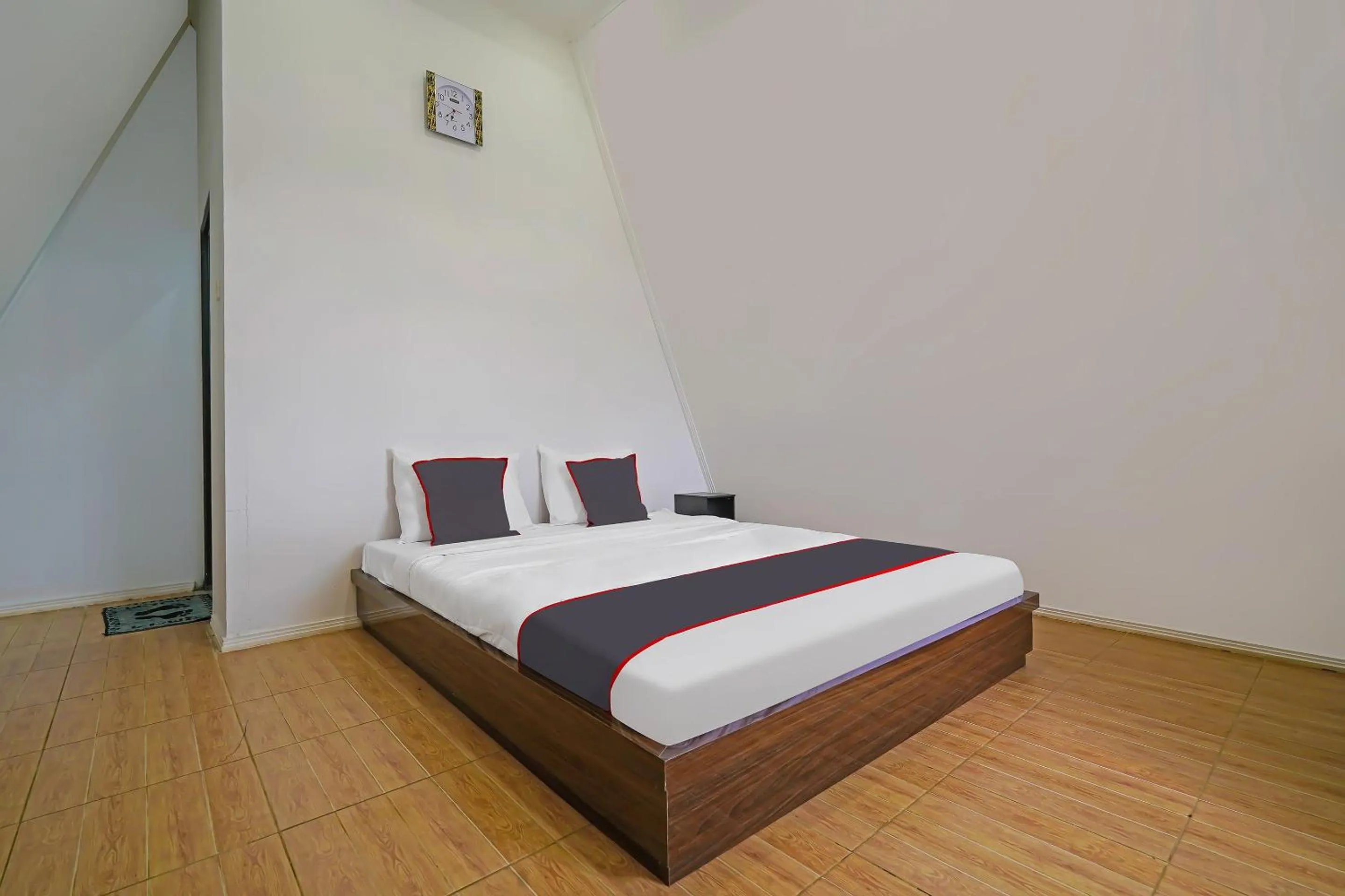 Bedroom, Bed in Collection O 92634 Villa Ds