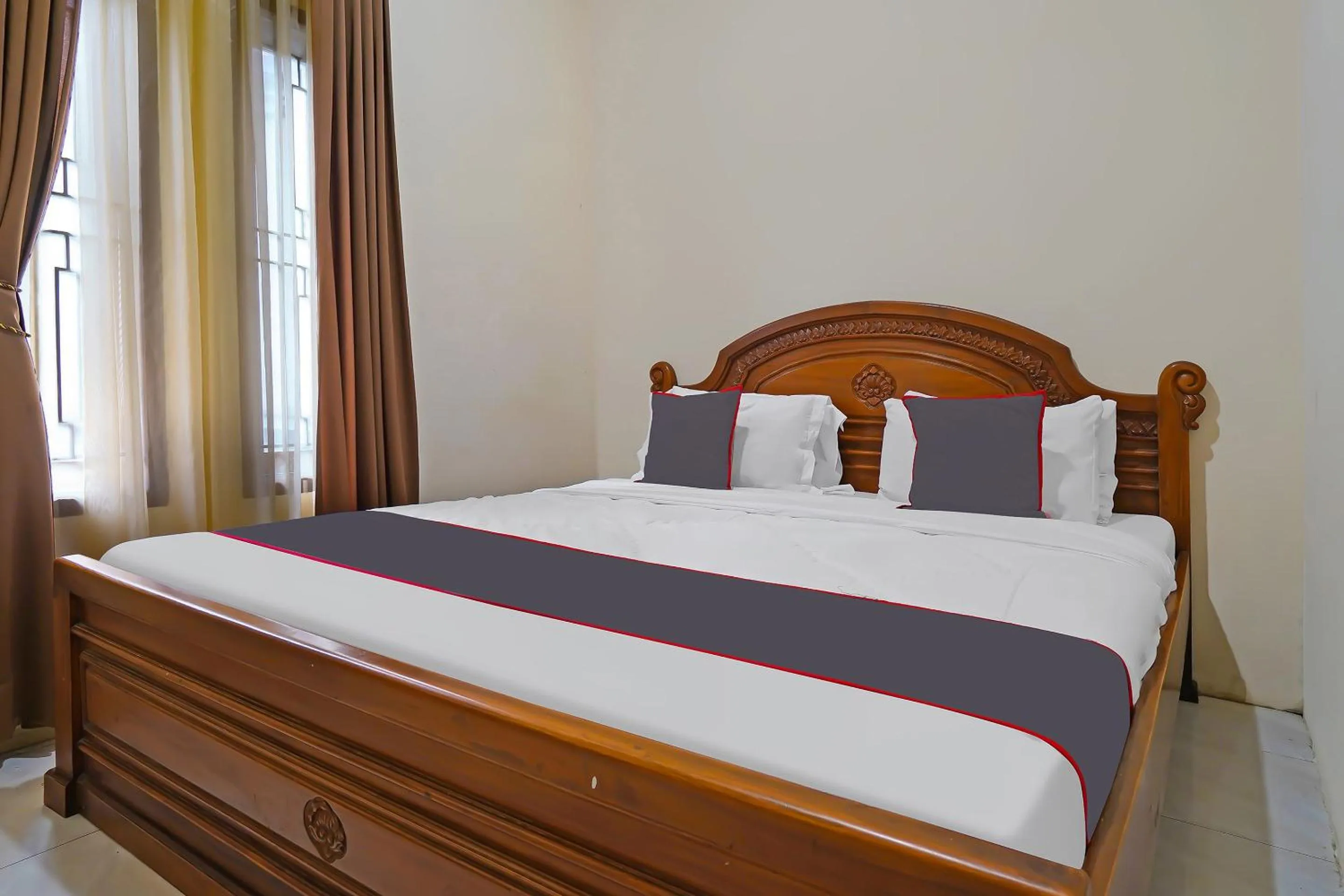 Bedroom, Bed in Collection O 92634 Villa Ds