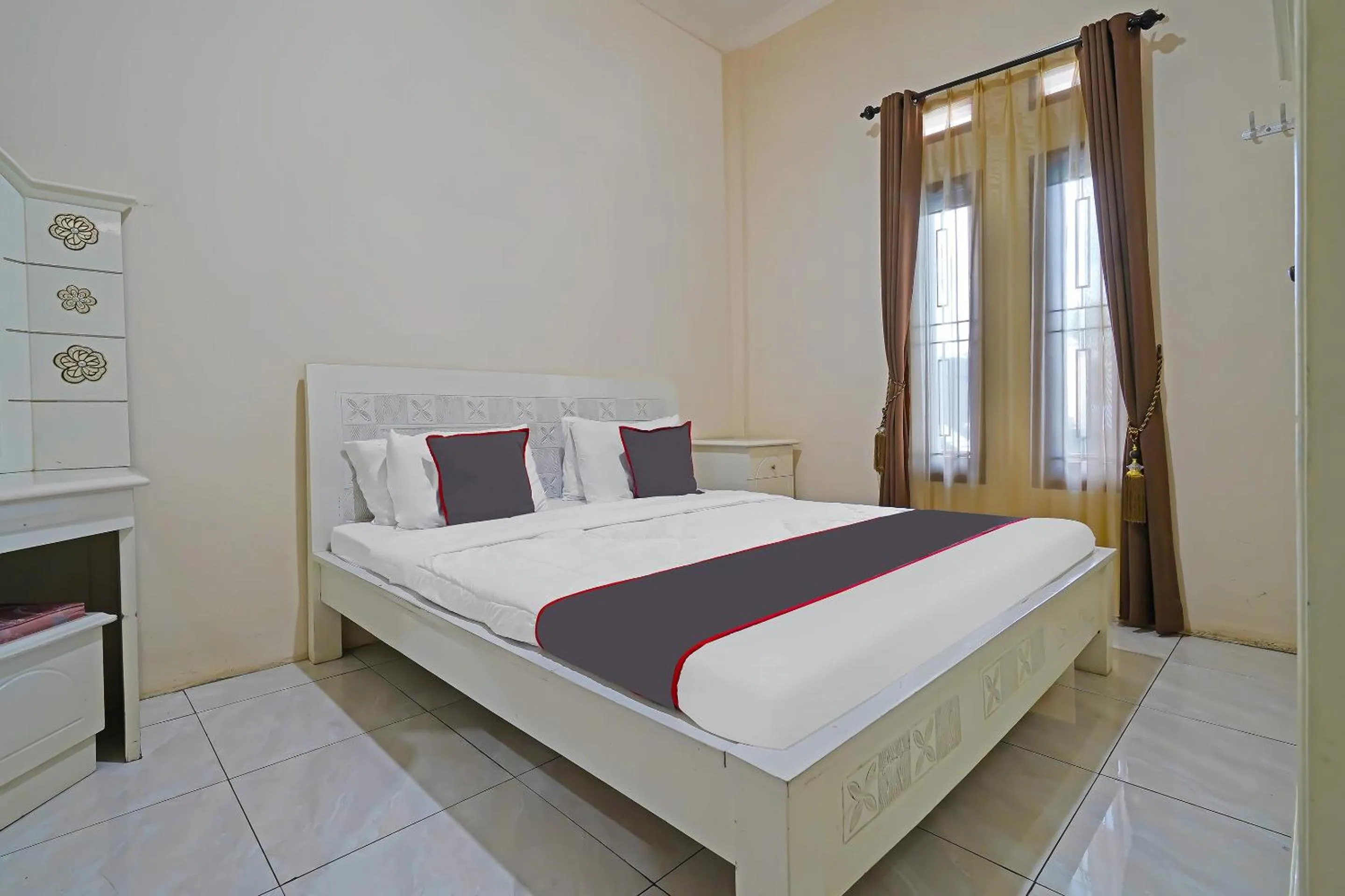 Bedroom, Bed in Collection O 92634 Villa Ds