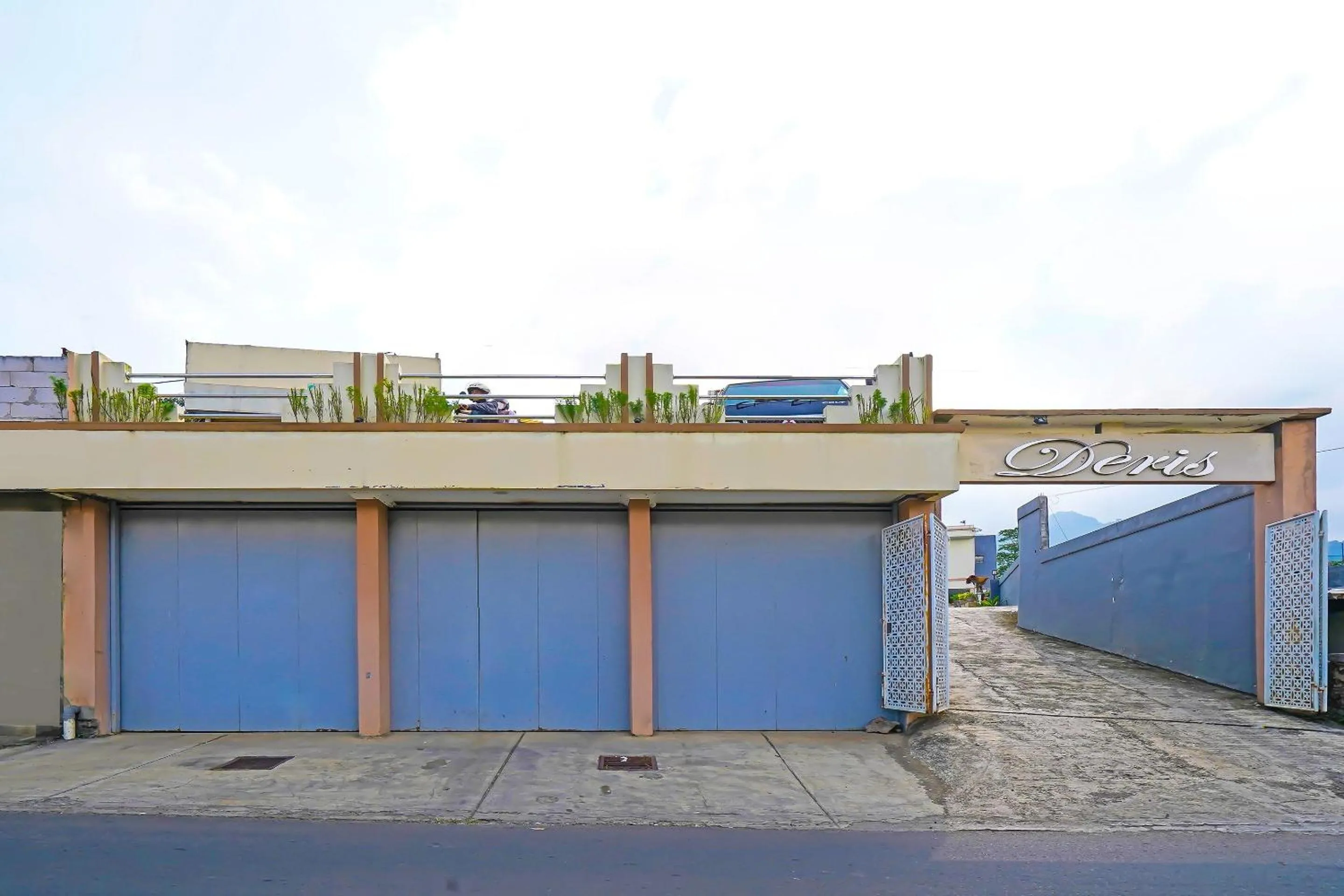 Facade/entrance in Collection O 92634 Villa Ds