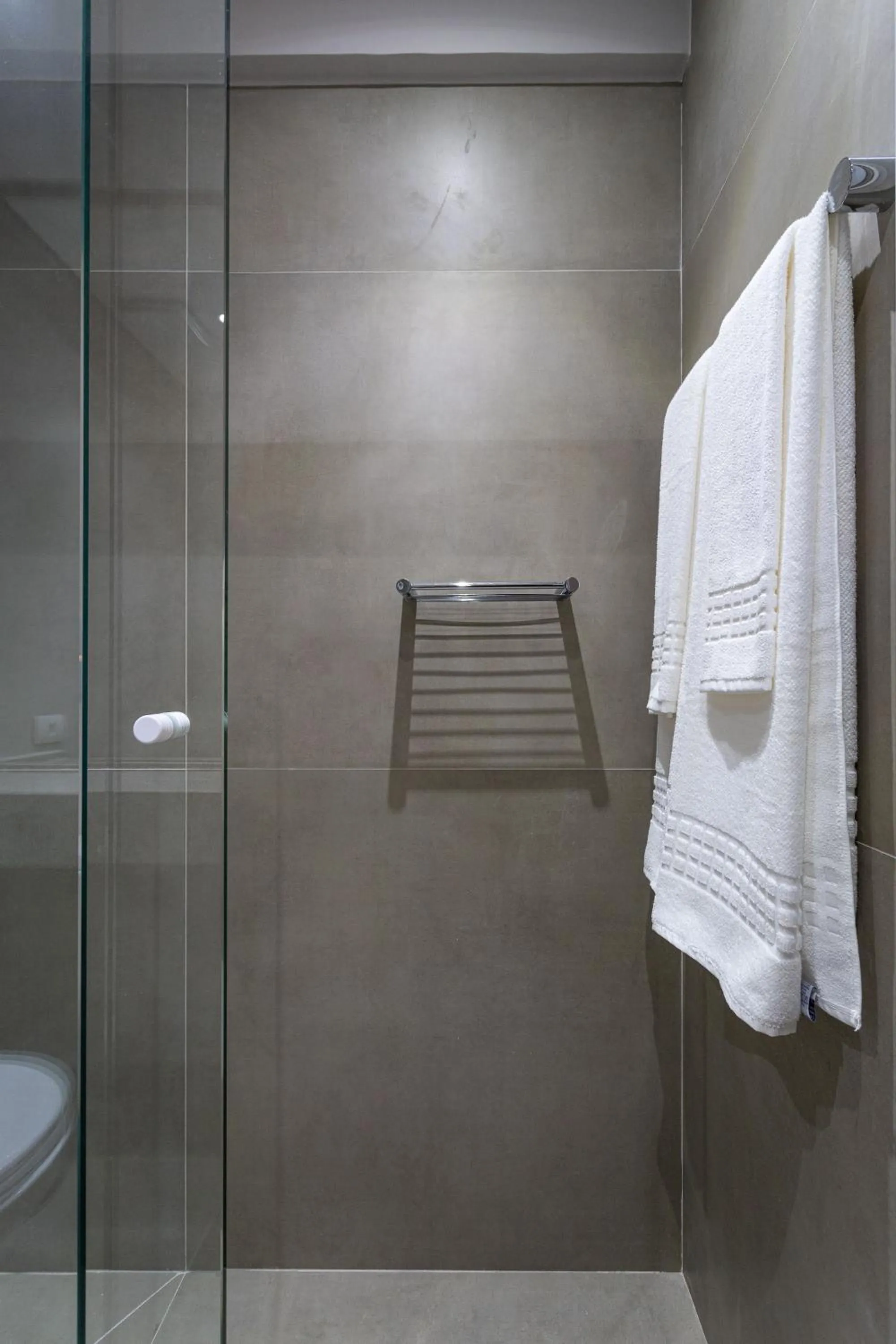 Shower in Charlie Haddock Jardim Paulista