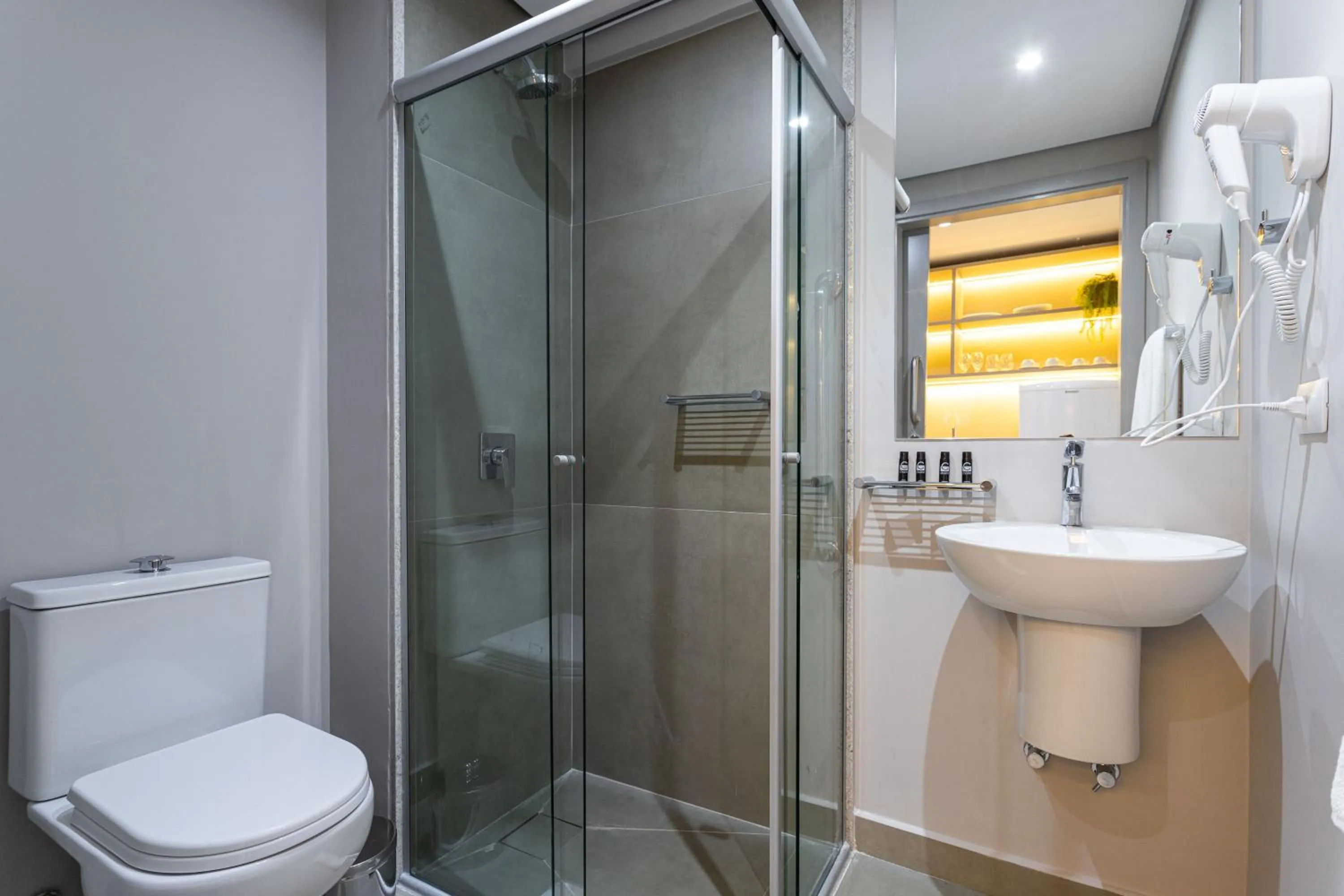 Shower in Charlie Haddock Jardim Paulista