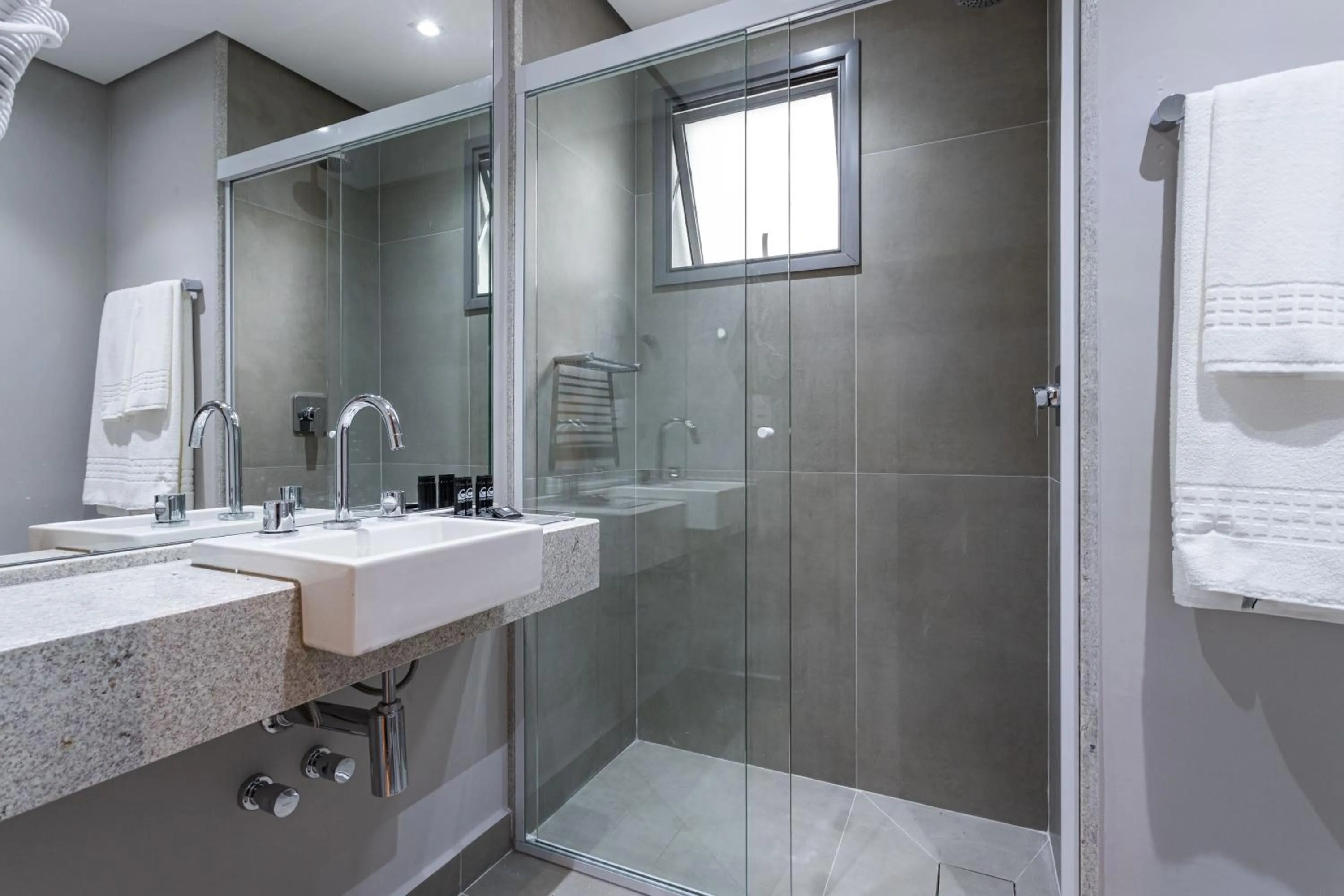 Shower in Charlie Haddock Jardim Paulista