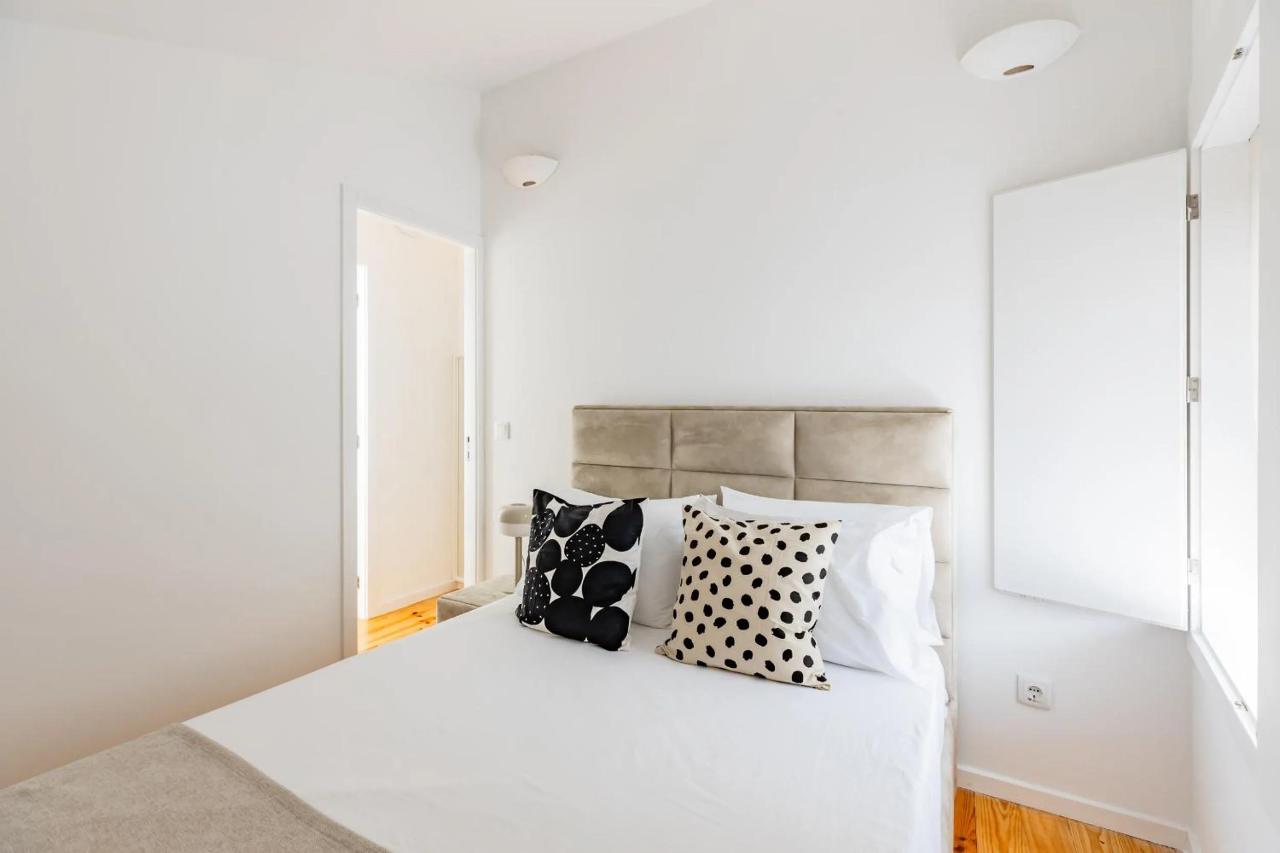 Bedroom, Bed in A Window to Porto - Pestana charming flat