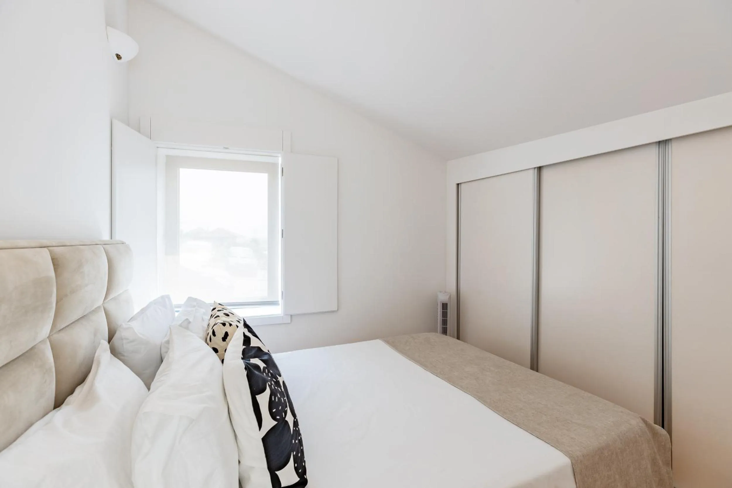 Bedroom, Bed in A Window to Porto - Pestana charming flat