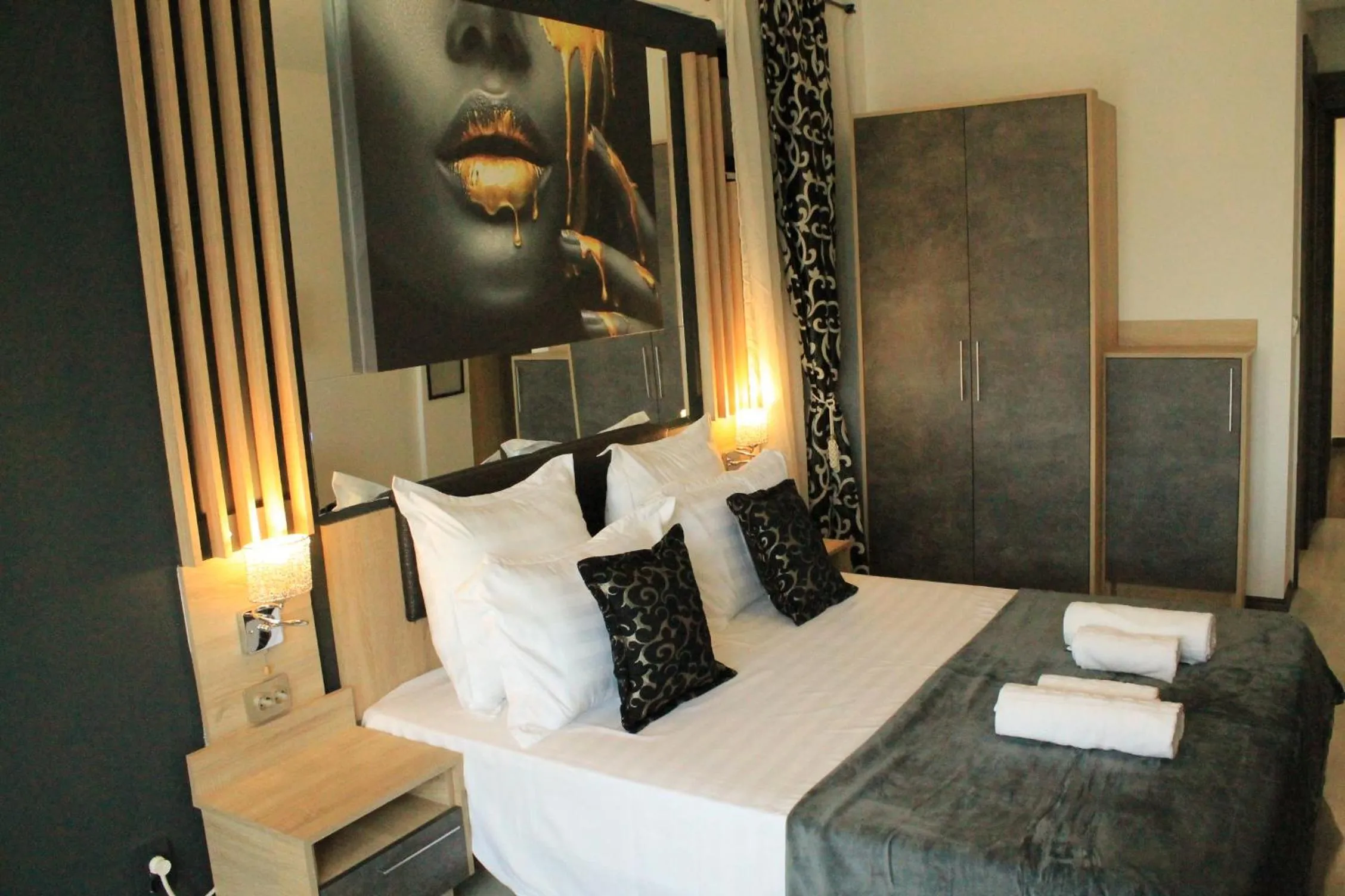 Photo of the whole room, Bed in TheLine