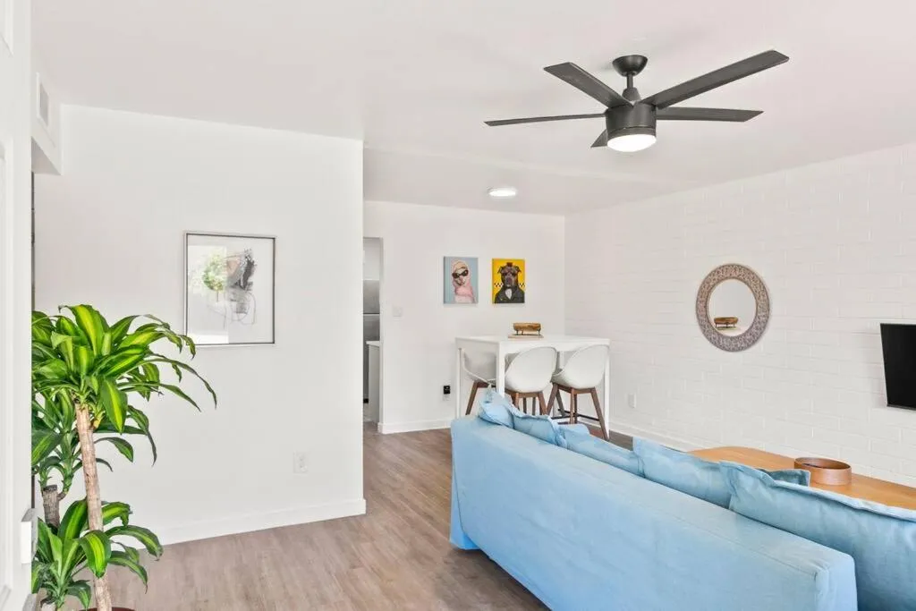 Living room in Lovely 1-bedroom condo in Biltmore - Parking