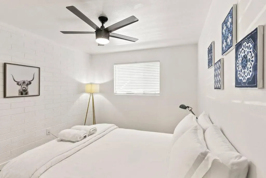 Bed in Lovely 1-bedroom condo in Biltmore - Parking