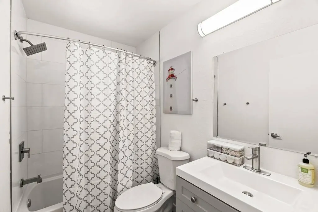 Bathroom in Lovely 1-bedroom condo in Biltmore - Parking