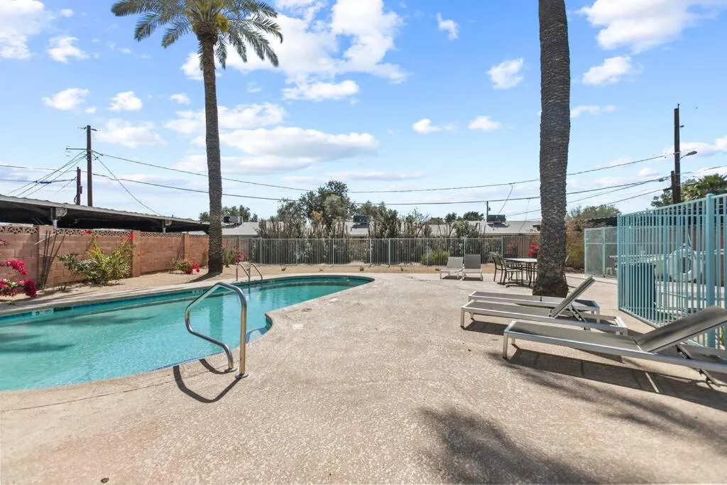Swimming pool in Lovely 1-bedroom condo in Biltmore - Parking