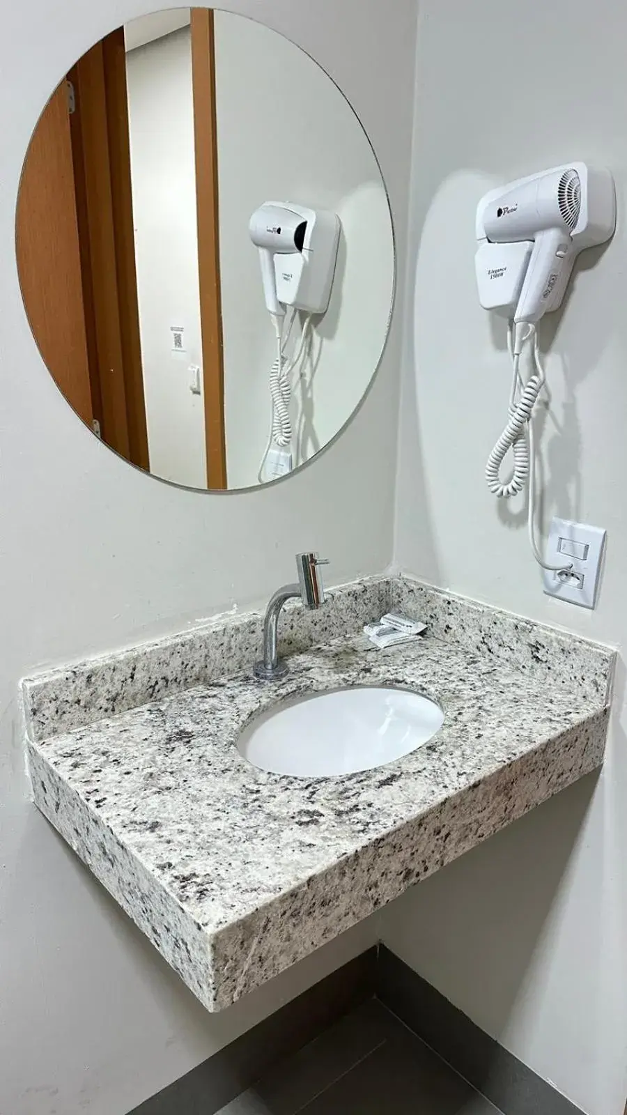 Luxury Triple Room - single occupancy in Hotel Fly - Aeroporto Cuiabá Luxury Triple Room - single occupancy in Hotel Fly - Aeroporto Cuiabá
