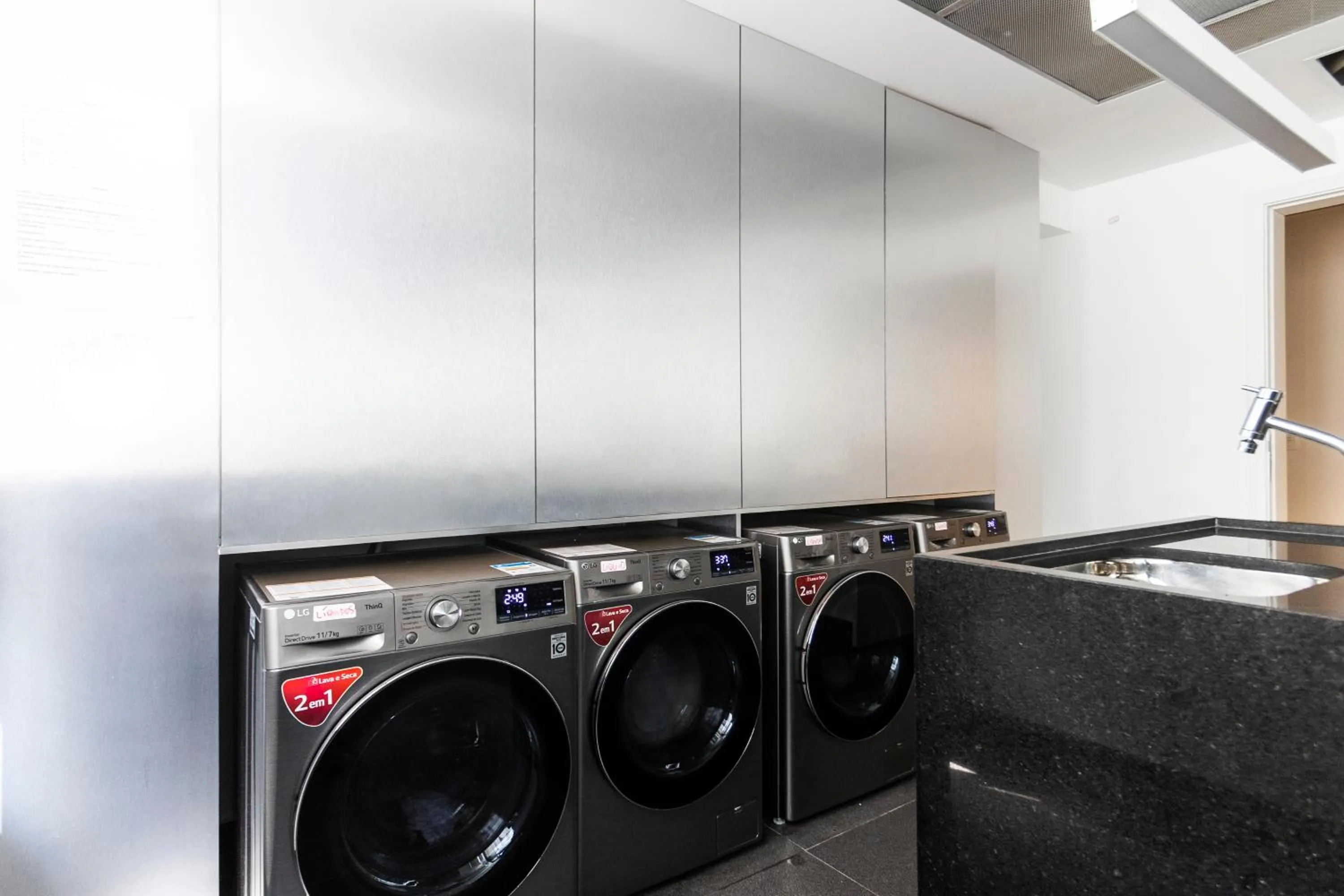 laundry in Moderno | Próximo ao Metrô e ao Shopping | Piscina