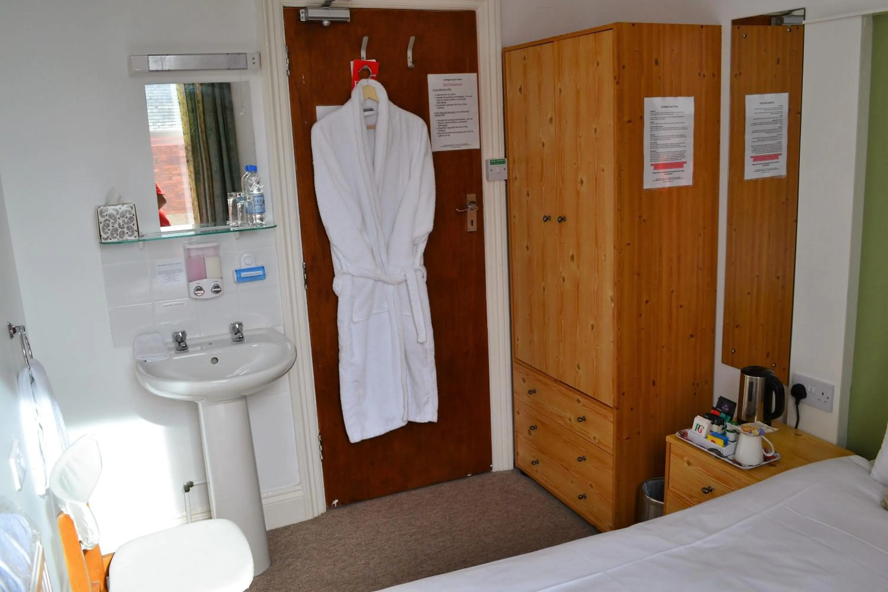 Photo of the whole room, Bed in Carrington Guest House