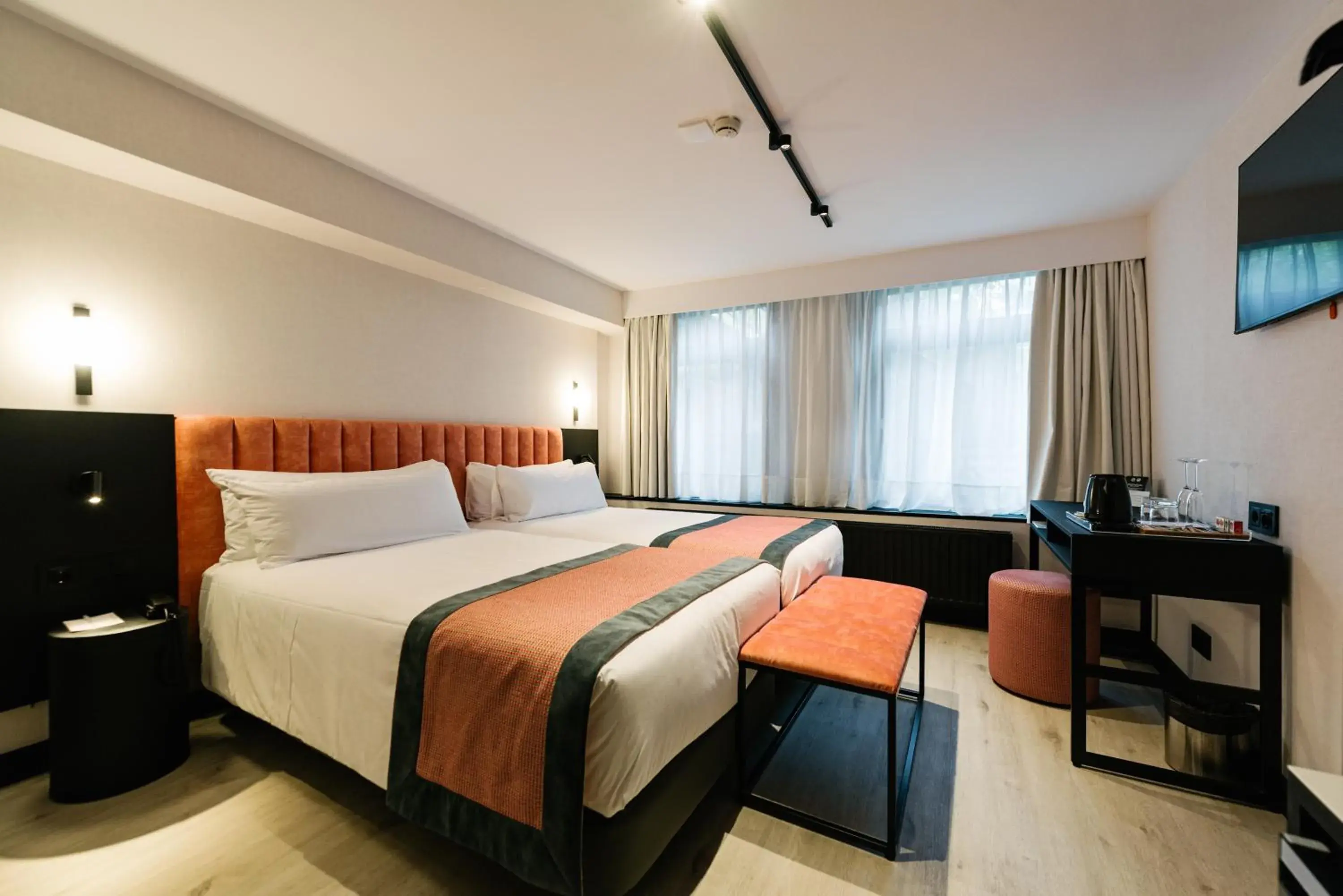 Souterrain Double Room (Below Street Level with Limited View) in Catalonia Vondel Amsterdam Souterrain Double Room (Below Street Level with Limited View) in Catalonia Vondel Amsterdam